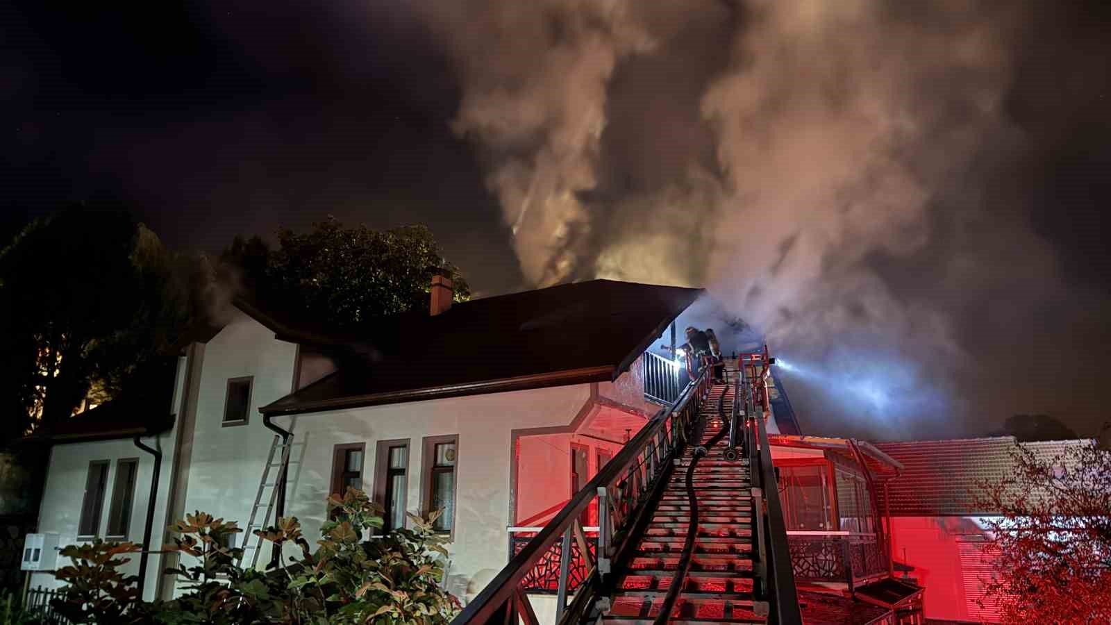 SAKARYA’NIN SAPANCA İLÇESİNDE GECE SAATLERİNDE 2 KATLI VİLLANIN ÇATI KATINDA ÇIKAN YANGIN, EKİPLERİN YOĞUN ÇALIŞMALARI SONUCUNDA SÖNDÜRÜLDÜ.