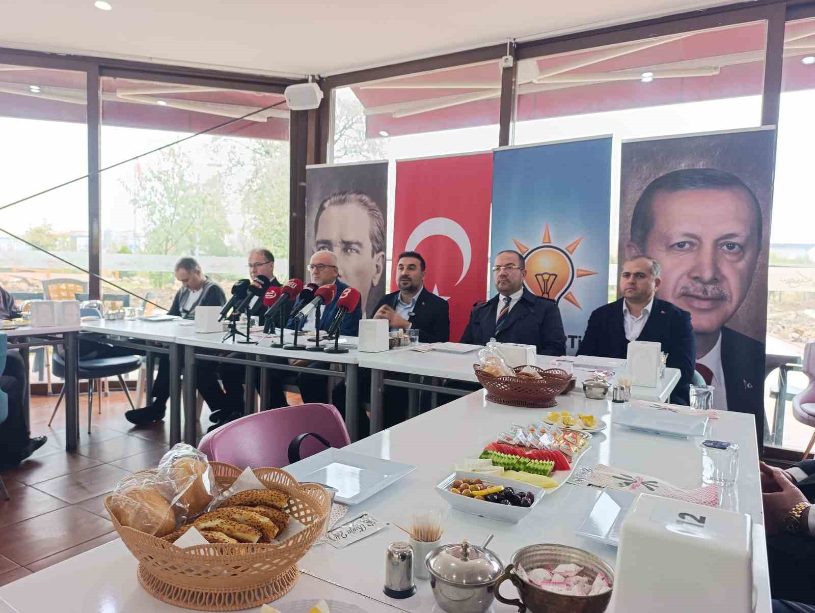 AK PARTİ AFYONKARAHİSAR İL BAŞKANI ÖZGÜR KAVAK, AMAÇLARININ AFYONKARAHİSAR'A HİZMET ETMEK OLDUĞUNU İFADE EDEREK, "BİZİM DERDİMİZ KOLTUK DEĞİL, HİZMETTİR" DEDİ.