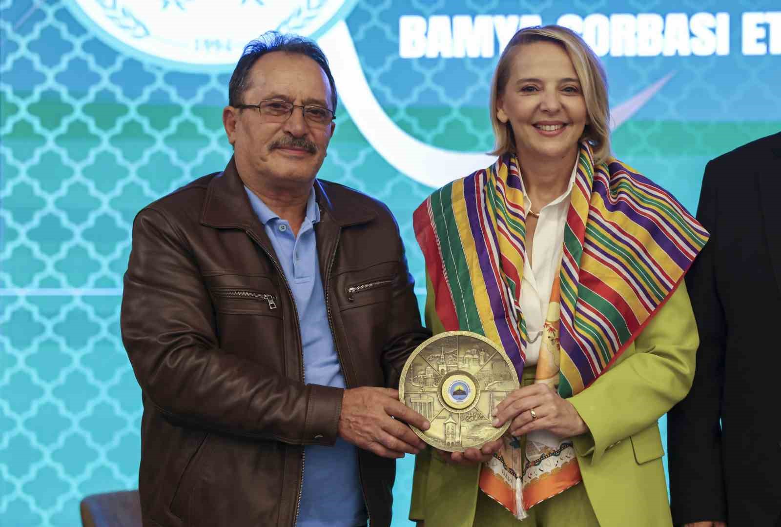 ATSO BAŞKAN ADAYI HATİCE ÖZ, ANTALYA KONYALILAR DERNEĞİ ÜYELERİYLE BİR ARAYA GELDİ.