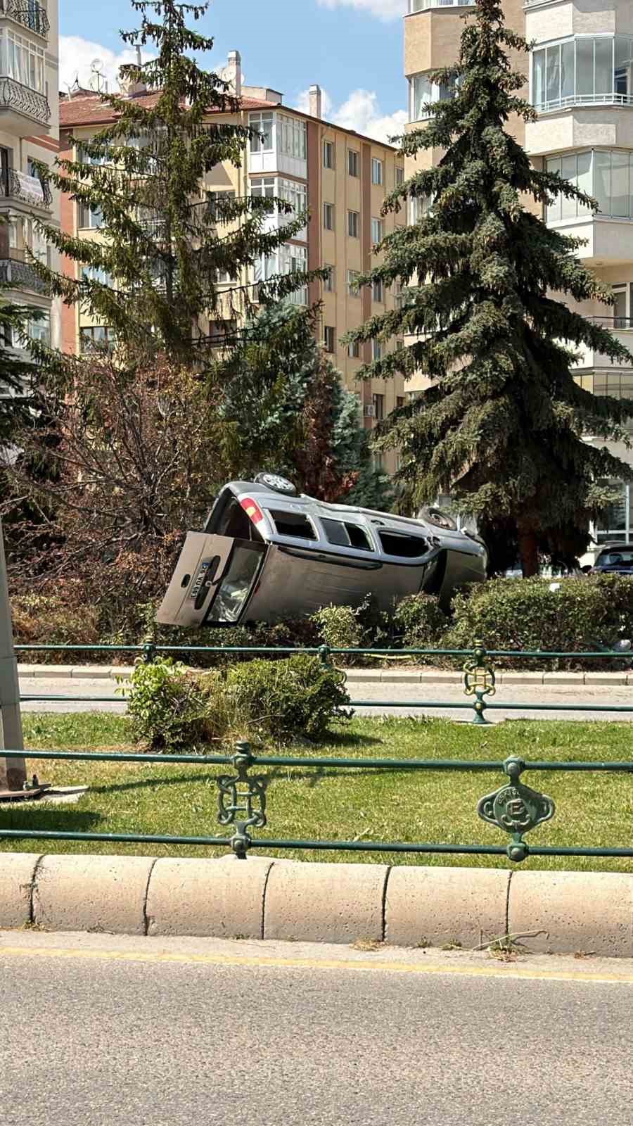 ESKİŞEHİR'DE KONTROLDEN ÇIKAN TİCARİ ARAÇ, YOL KENARINDAKİ AĞACI DEVİRDİKTEN SONRA KORKULUKLARA ÇARPIP TAKLA ATTI.