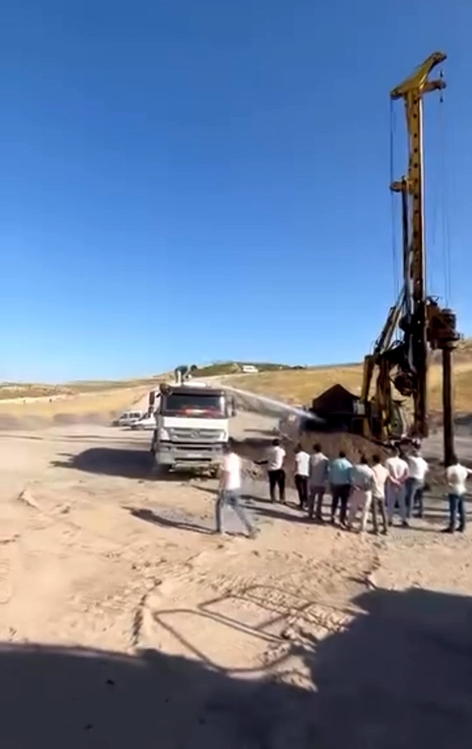 KURTALAN İLÇESİNDE DEMİRYOLU ŞANTİYESİNDE İŞ MAKİNESİNDE ÇIKAN YANGIN, İTFAİYE EKİPLERİNİN MÜDAHALESİYLE SÖNDÜRÜLDÜ