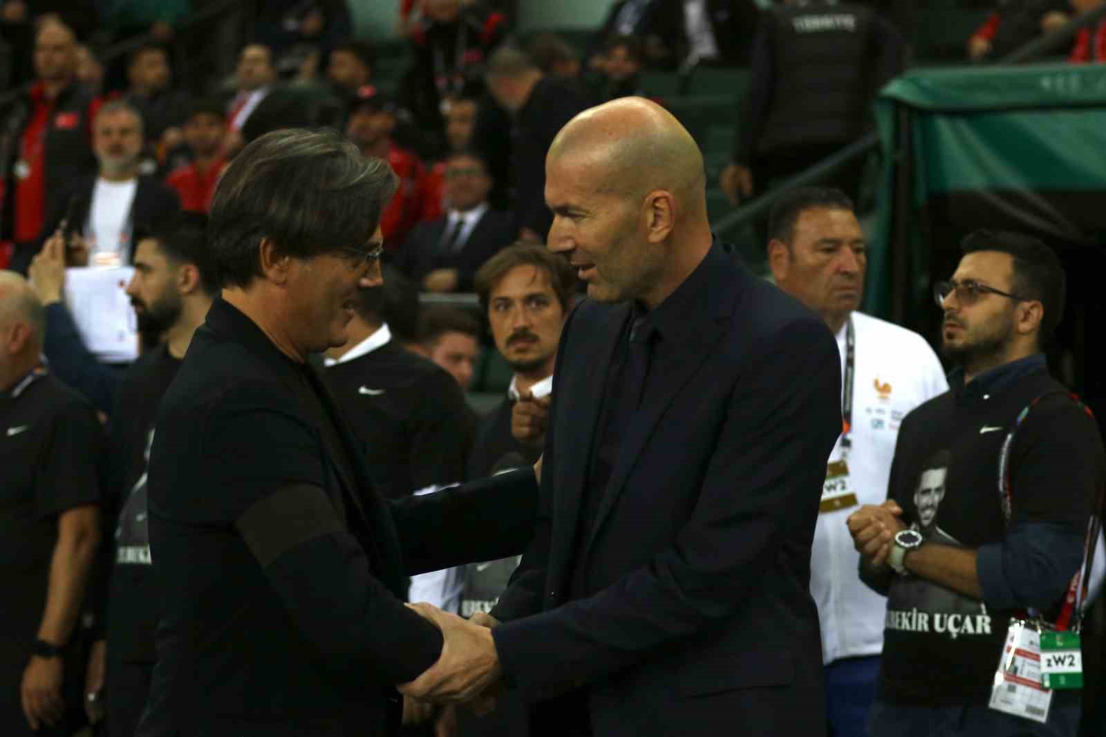 A MİLLİ FUTBOL TAKIMI, UEFA ULUSLAR A LİGİ 1. GRUP İLK MAÇINDA FRANSA İLE KOCAELİ'DE KARŞILAŞIYOR. MÜCADELENİN 15 DAKİKASI GOLSÜZ EŞİTLİKLE GEÇİLDİ.