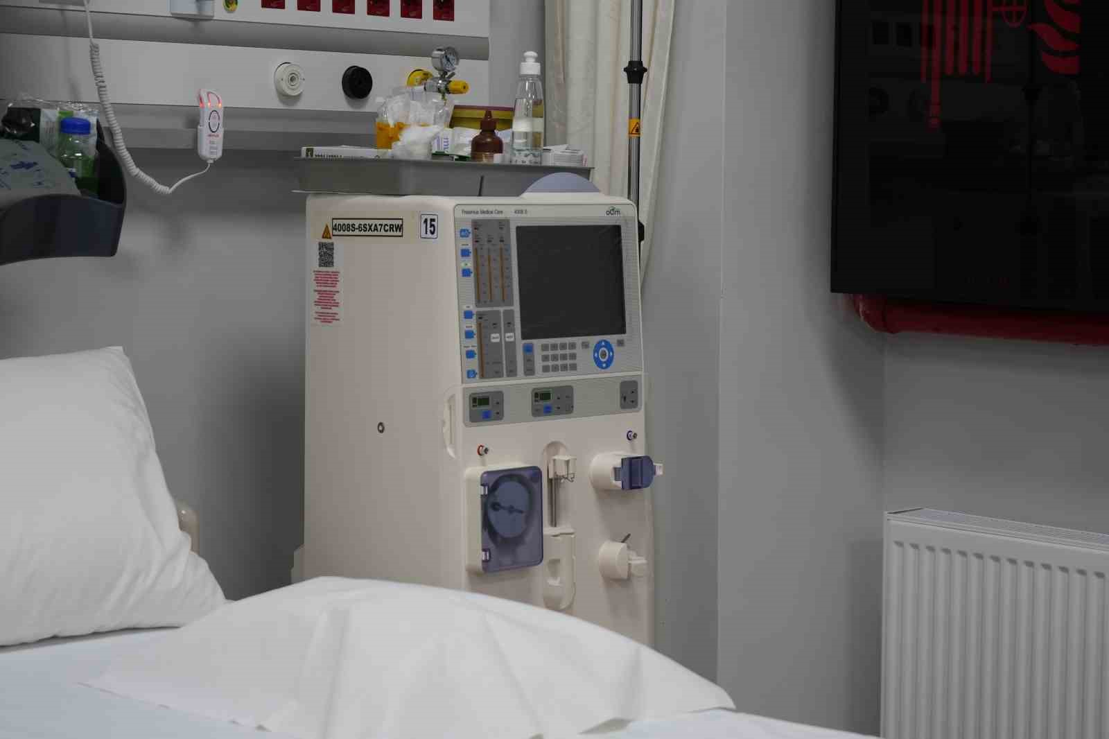 BOLU'DA 78 KİŞİNİN HAYATINI KAYBETTİĞİ GRAND KARTAL OTEL YANGININDA 8 YAKININI KAYBEDEN AVUKAT YÜKSEL GÜLTEKİN TARAFINDAN, KIZI ECZACI RUMEYSA GÜLTEKİN'İN ANISINI YAŞATMAK AMACIYLA YAPTIRILAN HEMODİYALİZ MERKEZİ, SAĞLIK BAKANI PROF. DR. KEMAL MEMİŞOĞLU'NUN KATILIMIYLA DÜZENLENEN TÖRENLE AÇILDI.