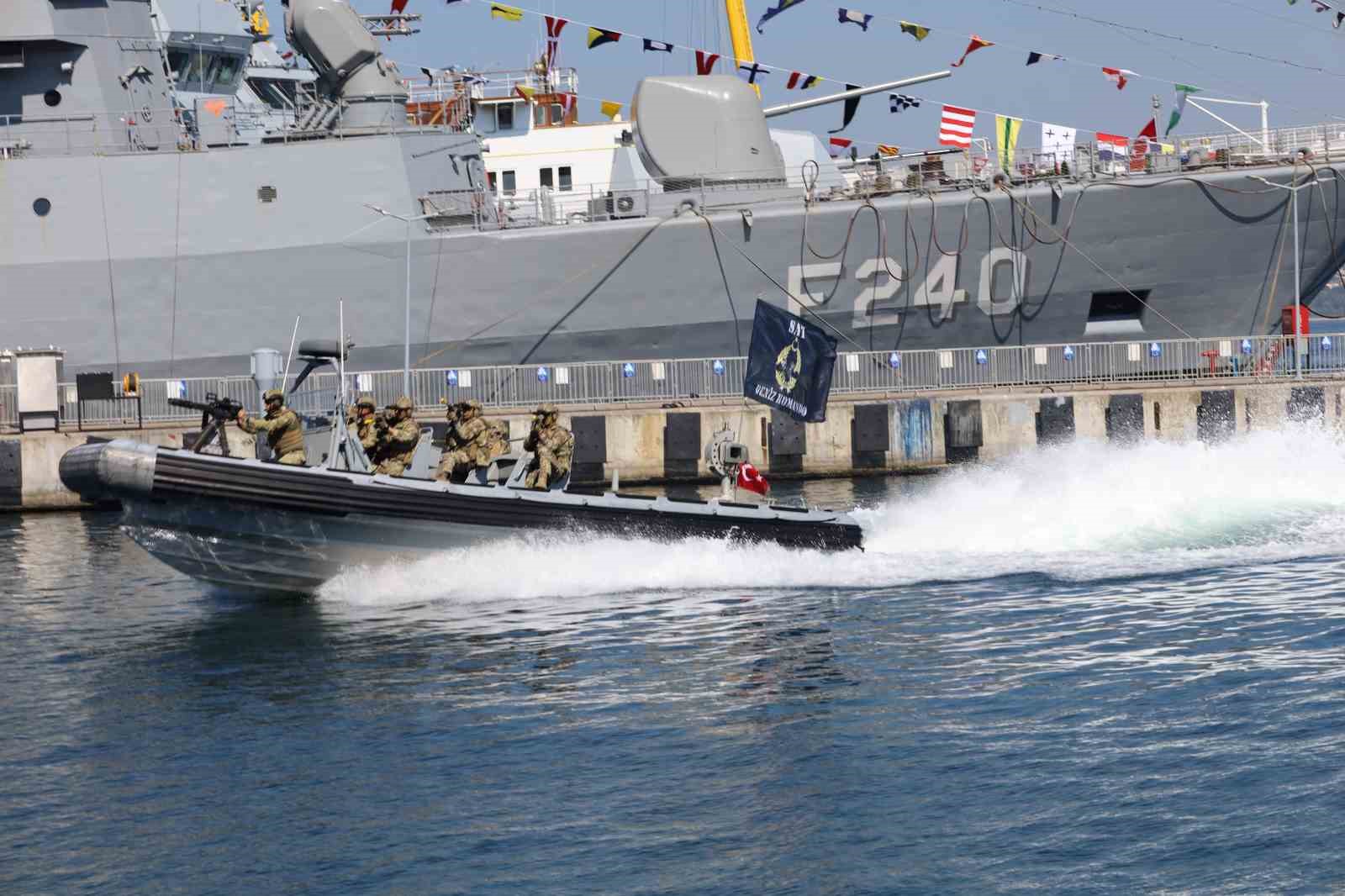 KOCAELİ'DE DÜZENLENEN TEKNOFEST MAVİ VATAN'DA SAT VE SAS KOMANDOLARININ GERÇEKLEŞTİRDİĞİ REHİNE KURTARMA OPERASYONU İLGİYLE İZLENDİ.
