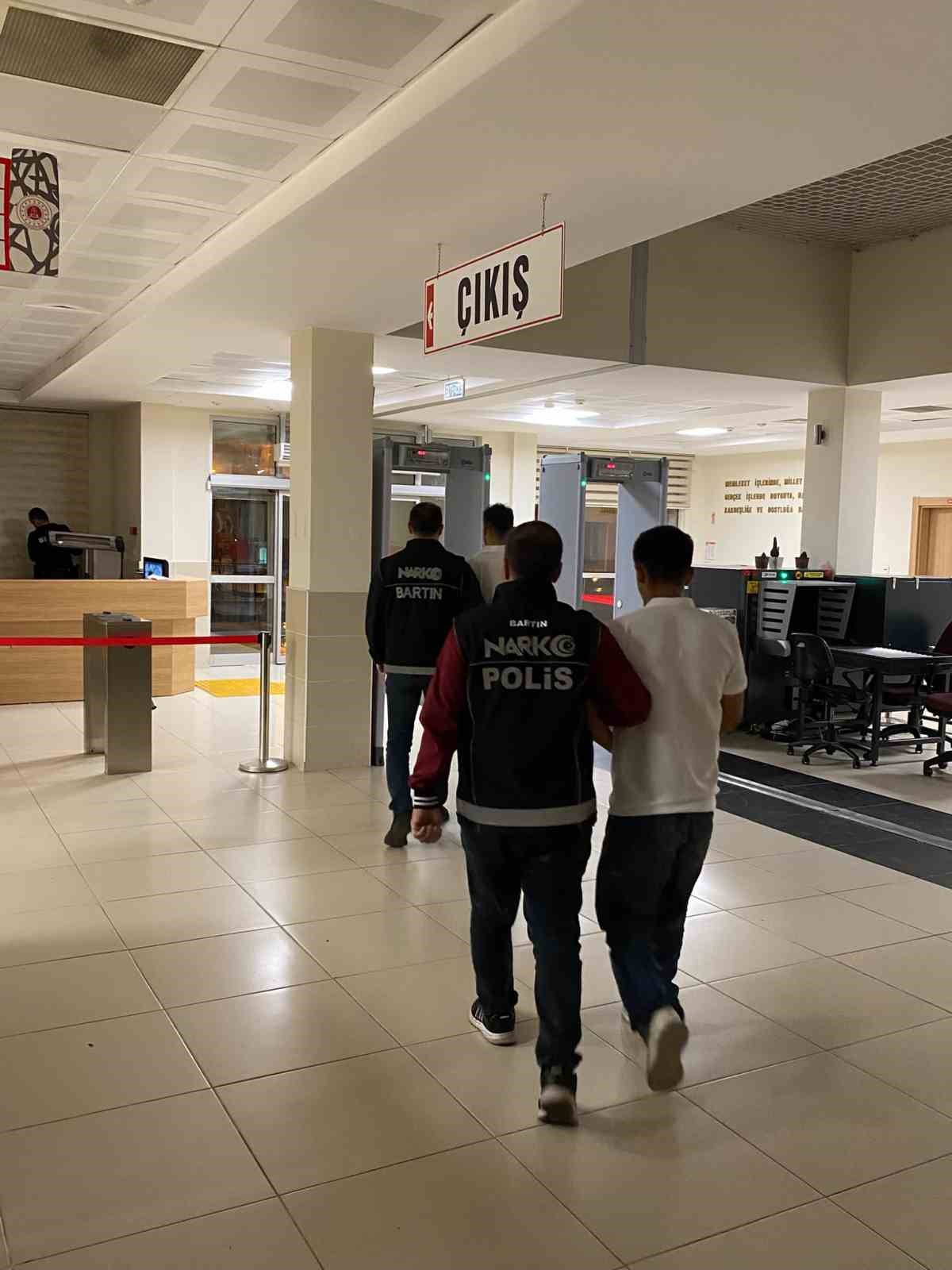 BARTIN'DA DÜZENLENEN UYUŞTURUCU OPERASYONUNDA 8 KİŞİ GÖZALTINA ALINDI
