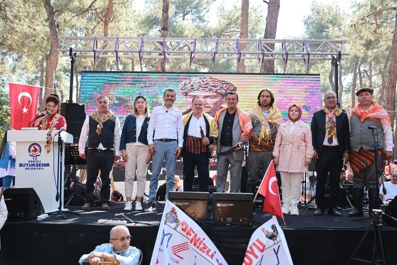 DENİZLİ BÜYÜKŞEHİR BELEDİYESİ’NİN EV SAHİPLİĞİNDE ÇAMLIK KENT ORMANI’NDA DÜZENLENEN DENİZLİ YÖRÜK TOYU, BİNLERCE VATANDAŞI BİR ARAYA GETİRDİ. BOZKIRIN RUHUNU, ATALARDAN MİRAS KALAN GELENEKLERİ VE ZENGİN KÜLTÜREL MİRASI BULUŞTURAN ETKİNLİK, RENKLİ GÖRÜNTÜLERE VE COŞKULU ANLARA SAHNE OLDU.