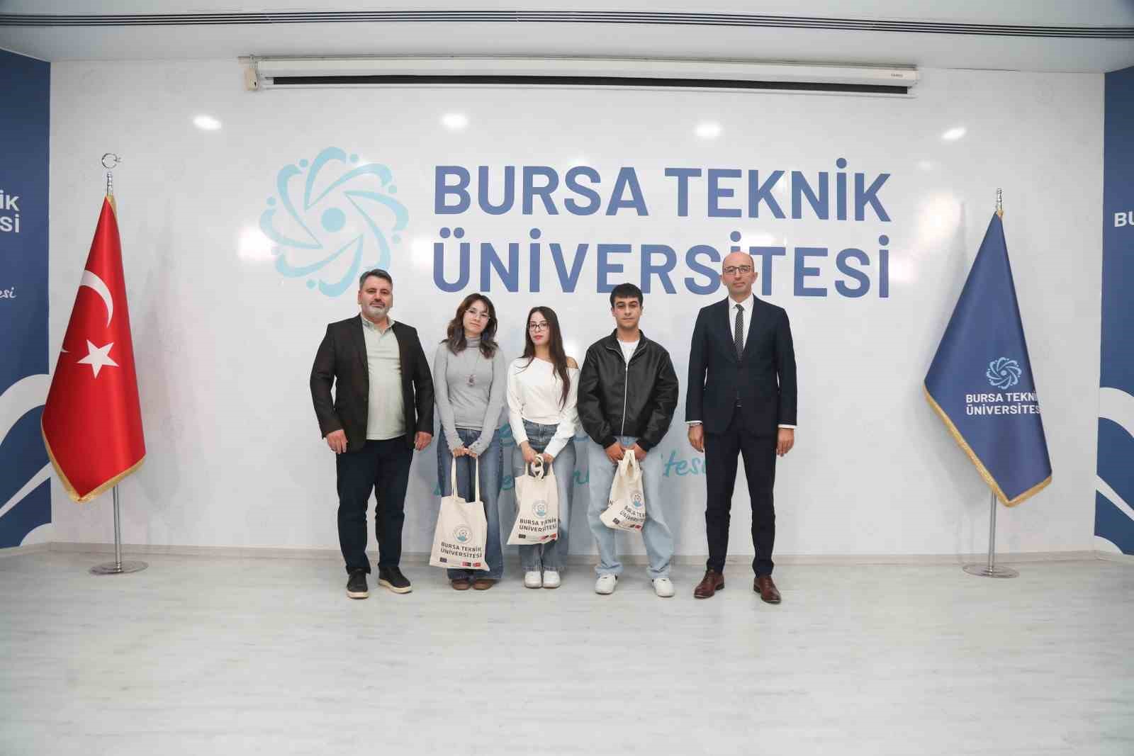 BTÜ’NÜN TÜRKİYE’DE BİR İLK OLARAK HAYATA GEÇİRDİĞİ “TERCİHTEN ÖNCE ÜNİVERSİTENİ YAŞA” PROJESİ, DÖRDÜNCÜ KEZ LİSE ÖĞRENCİLERİNİ AĞIRLIYOR. ÜNİVERSİTE TERCİHLERİ ÖNCESİNDE BİR AY BOYUNCA BTÜ’DE DERSLERE KATILARAK KAMPÜS YAŞAMINI DENEYİMLEYECEK ÖĞRENCİLER, DÜZENLENEN ORYANTASYON PROGRAMINDA PROJE VE ÜNİVERSİTE HAKKINDA BİLGİLENDİRİLDİ.