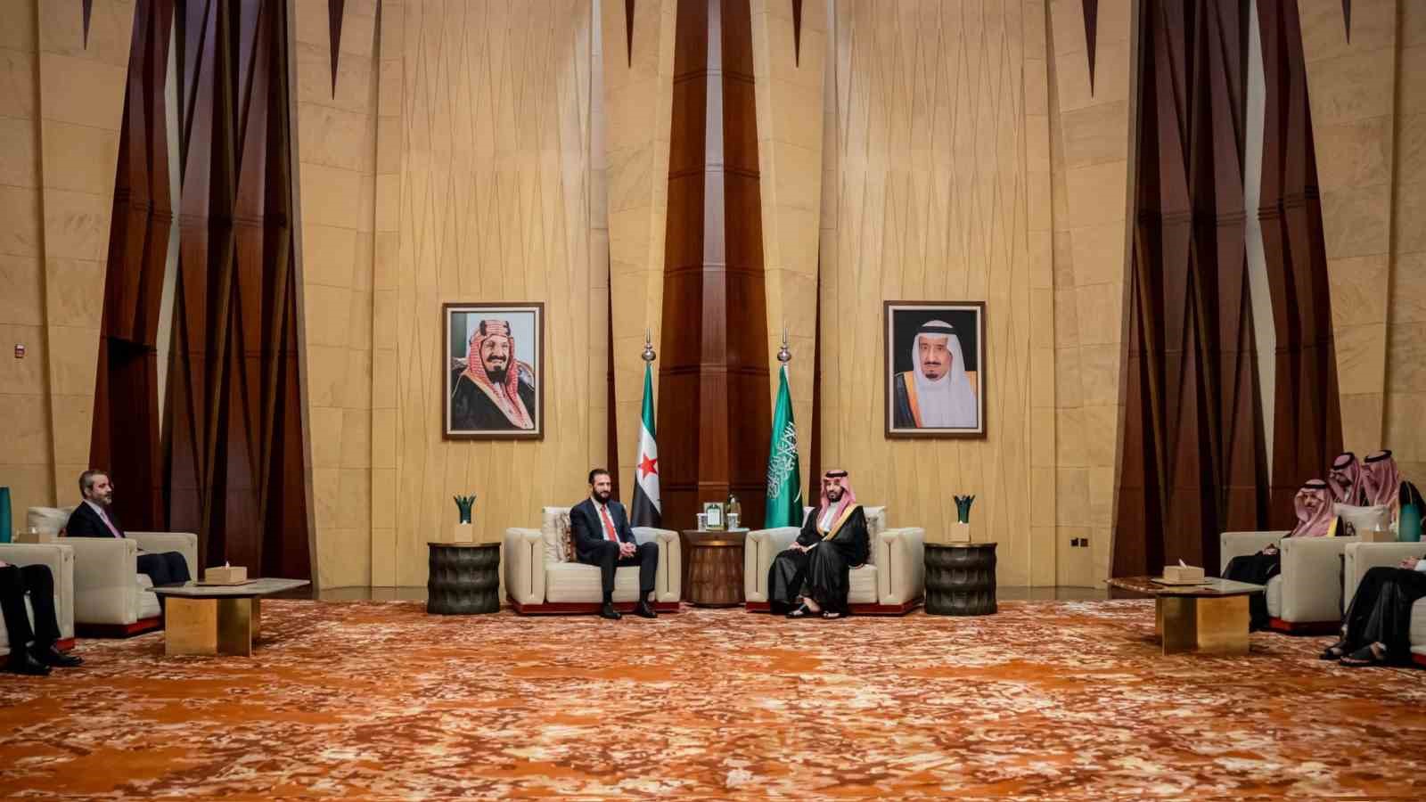 SURİYE DEVLET BAŞKANI AHMED EŞ-ŞARA, SUUDİ ARABİSTAN’IN BAŞKENTİ RİYAD’A GERÇEKLEŞTİRDİĞİ RESMİ ZİYARET KAPSAMINDA SUUDİ ARABİSTAN VELİAHT PRENSİ MUHAMMED BİN SELMAN İLE BİR ARAYA GELDİ.