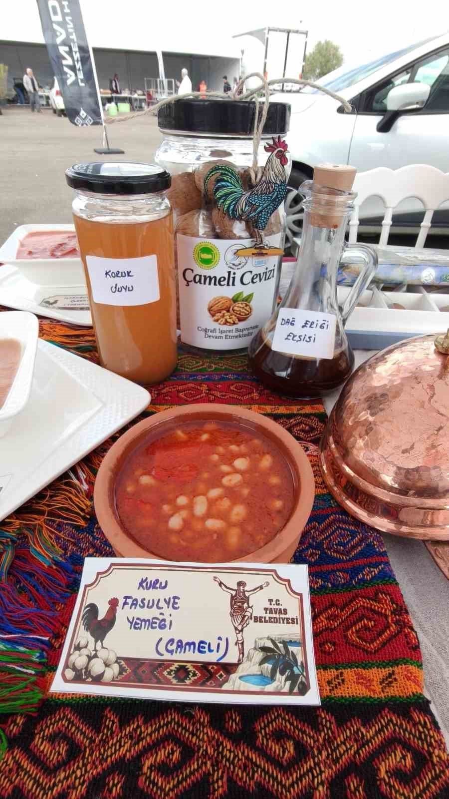 13 . ULUSLARARASI GASTRO AFYON TURİZM VE LEZZET FESTİVALİ’NDE OLUŞTURULAN DÜNYANIN EN BÜYÜK ANADOLU SOFRASINDA ÇAMELİ’NİN COĞRAFİ İŞARETLİ FASULYESİ BAŞTA OLMAK ÜZERE CEVİZ, CEVİZ EZMESİ, MENEVİŞ YOĞURTLAMASI, ÇÖREK OTU VE GELENEKSEL EL SANATLARI TANITILDI.