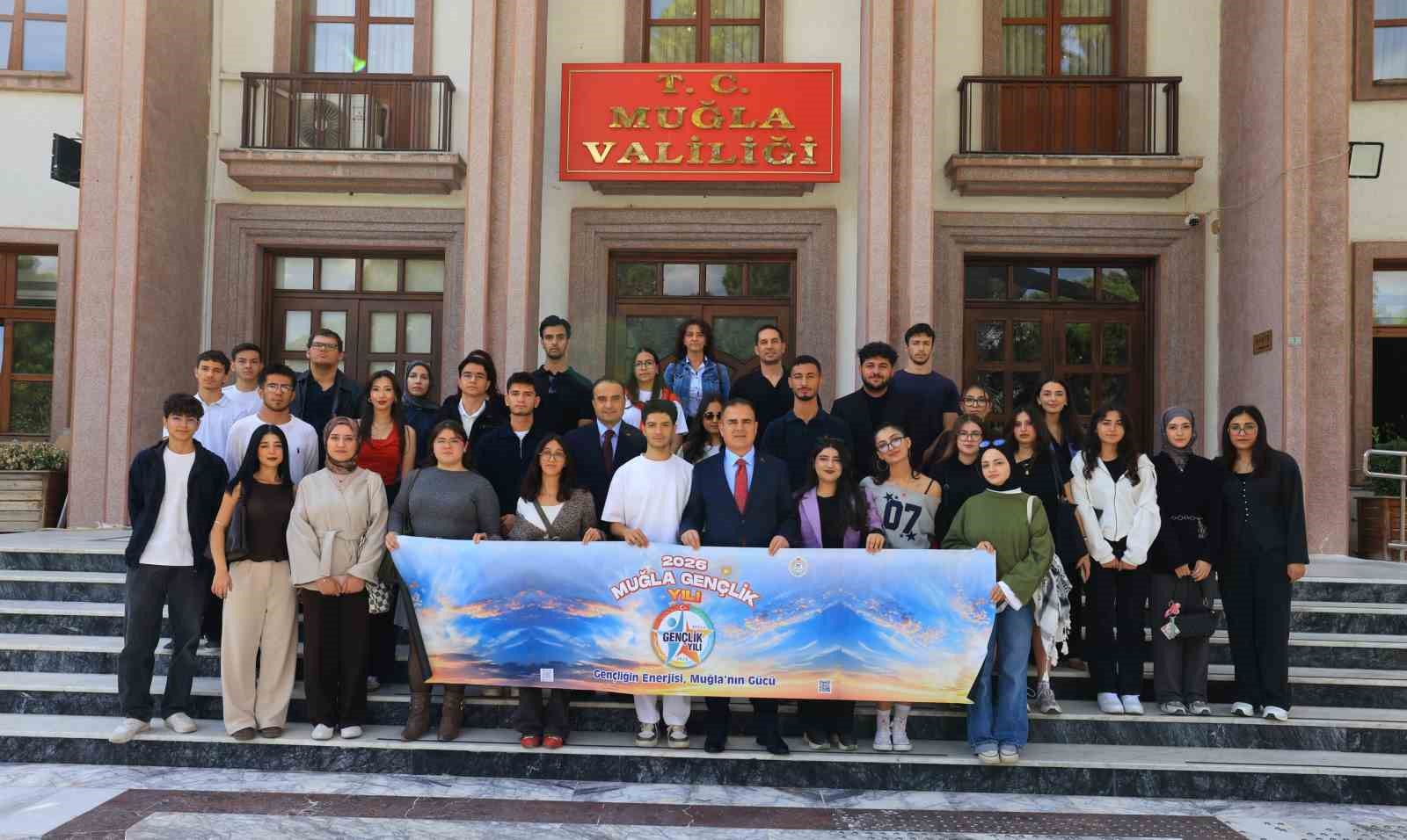 MUĞLA VALİSİ DR. İDRİS AKBIYIK, MENTEŞE KAYMAKAMI ALİ EDİP BUDAN İLE BİRLİKTE, "2026 MUĞLA GENÇLİK YILI" VİZYONU DOĞRULTUSUNDA HAYATA GEÇİRİLEN "GELİN TANIŞ OLALIM" PROJESİNE KATILAN GENÇLERLE BİR ARAYA GELDİ.