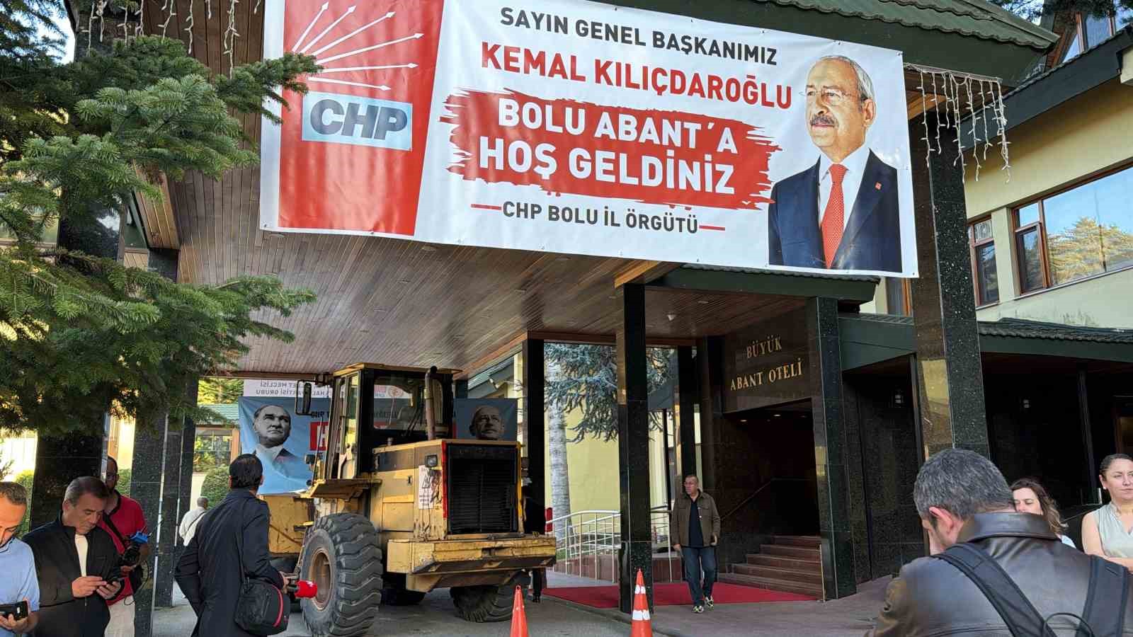 CUMHURİYET HALK PARTİSİ’NİN (CHP) BOLU ABANT'TA DÜZENLENEN TBMM YENİ YASAMA YILI DEĞERLENDİRME KAMPINDA, PANKART ASMAK İÇİN GETİRİLEN BİR KEPÇE OTEL GİRİŞİNDE BOZULDU. DAKİKALARCA UĞRAŞILMASINA RAĞMEN KEPÇE BULUNDUĞU YERDEN KALDIRILAMADI.