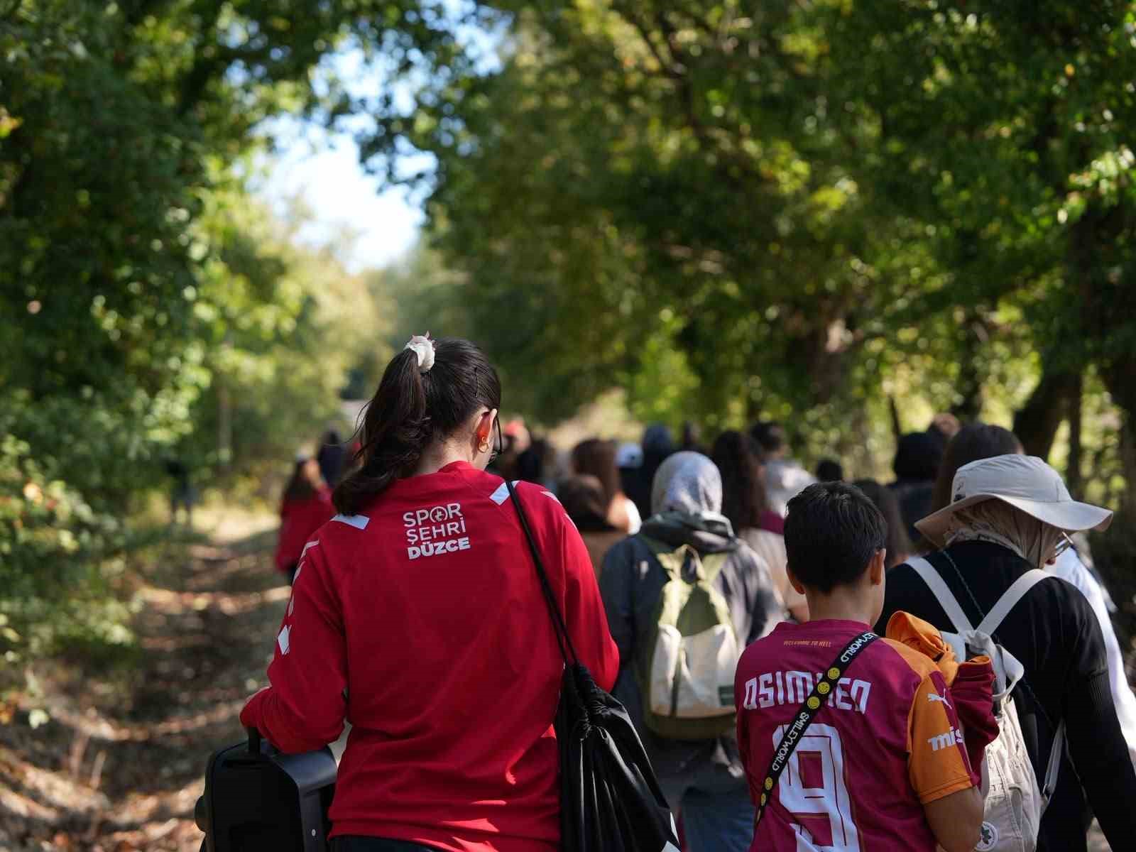 DÜZCE BELEDİYESİ GENÇLİK VE SPOR HİZMETLERİ MÜDÜRLÜĞÜ İLE GENÇLİK VE SPOR İL MÜDÜRLÜĞÜ DÜNYA YÜRÜYÜŞ GÜNÜ DOLAYISIYLA DÜZCE GSB YURTLARINDA BARINAN ÖĞRENCİLER BAŞTA OLMAK ÜZERE DÜZCELİ GENÇLERİN KATILDIĞI DOĞA YÜRÜYÜŞÜ DÜZENLEDİ. YAKLAŞIK 150 GENÇ, DOĞA İLE İÇ İÇE 5 KİLOMETRELİK PARKURDA YÜRÜYÜŞ YAPTI.