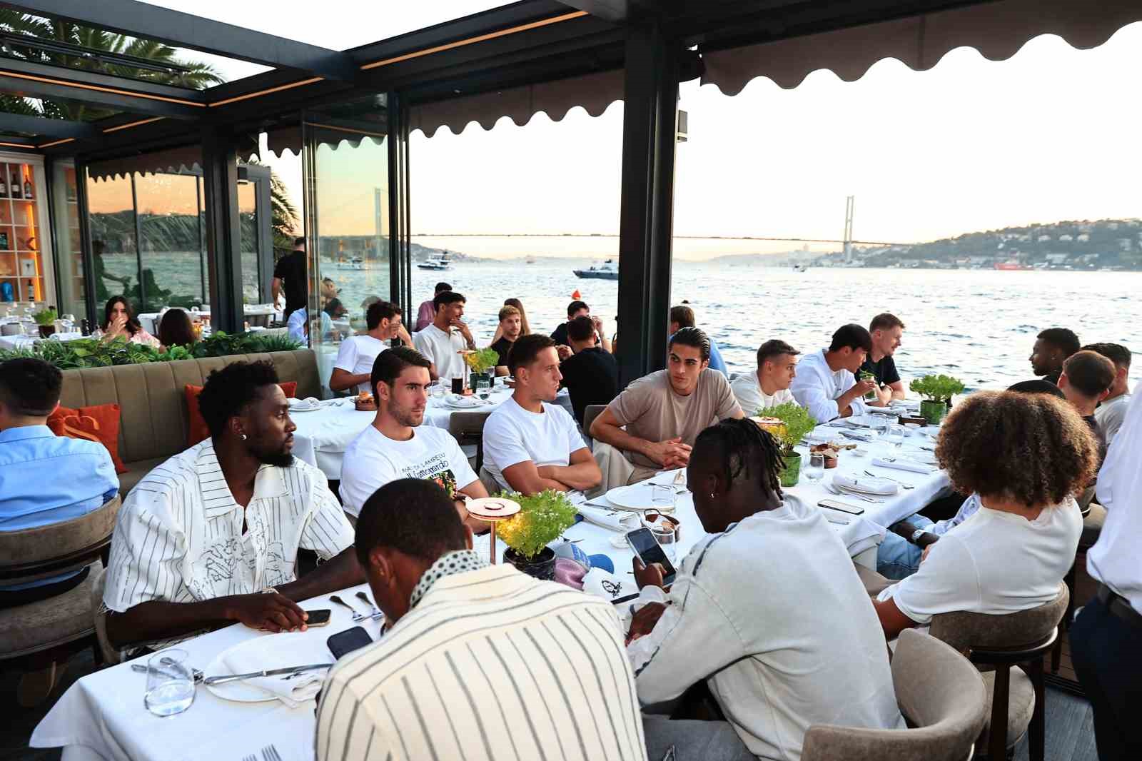 BEŞİKTAŞ FUTBOL A TAKIMI OYUNCULARI VE TEKNİK EKİP, TEKNİK DİREKTÖR VİNCENZO ITALİANO'NUN EV SAHİPLİĞİNDE AKŞAM YEMEĞİNDE BİR ARAYA GELDİ.