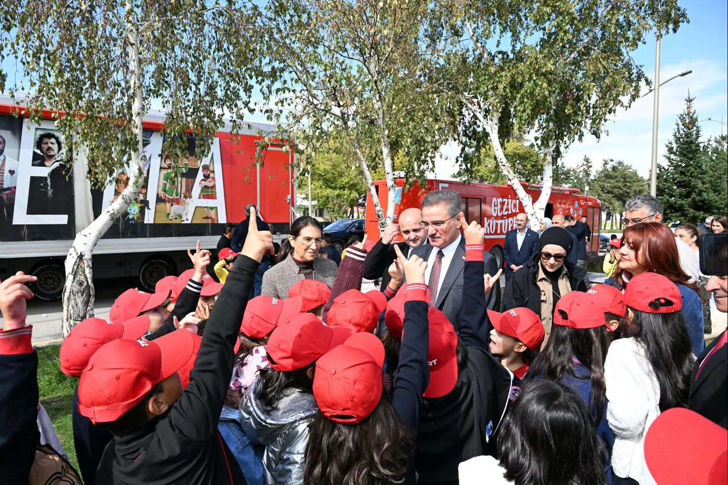 SİNEMAYA GİTME İMKANI BULAMAYAN ÇOCUKLARI BEYAZ PERDEYLE TANIŞTIRAN TRT SİNEMA TIRI’NIN 18. DURAĞI ERZURUM OLDU. KENTTE YAKLAŞIK 5 BİN ÖĞRENCİYİ AĞIRLAYAN PROJEYİ ZİYARET EDEN ERZURUM VALİSİ AYDIN BARUŞ, YERLİ VE MİLLİ YAPIMLARIN ÇOCUKLARIN EĞİTİMİNDEKİ ÖNEMİNE DİKKAT ÇEKTİ.
