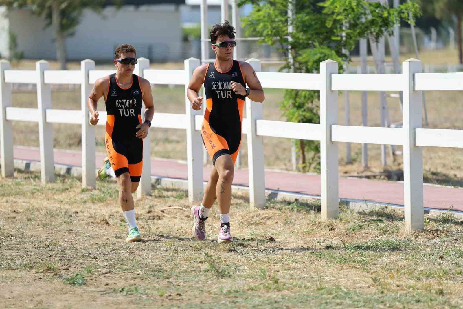 SPORA VE SPORCUYA BÜYÜK ÖNEM VEREN OSMANGAZİ BELEDİYESİ, GENÇLERİ SPORA TEŞVİK ETMEK VE SPORUN YAYGINLAŞMASINI SAĞLAMAK AMACIYLA DÜZENLENEN ORGANİZASYONLARA DESTEK VERMEYE DEVAM EDİYOR. BU KAPSAMDA, TÜRKİYE TRİATLON FEDERASYONU BURSA İL TEMSİLCİLİĞİ, OSMANGAZİ BELEDİYESİ VE OSMANGAZİ BELEDİYESPOR İŞ BİRLİĞİNDE DÜZENLENEN BURSA DUATLON İL BİRİNCİLİĞİ MÜSABAKALARI, NEFES KESEN YARIŞLARA SAHNE OLDU.