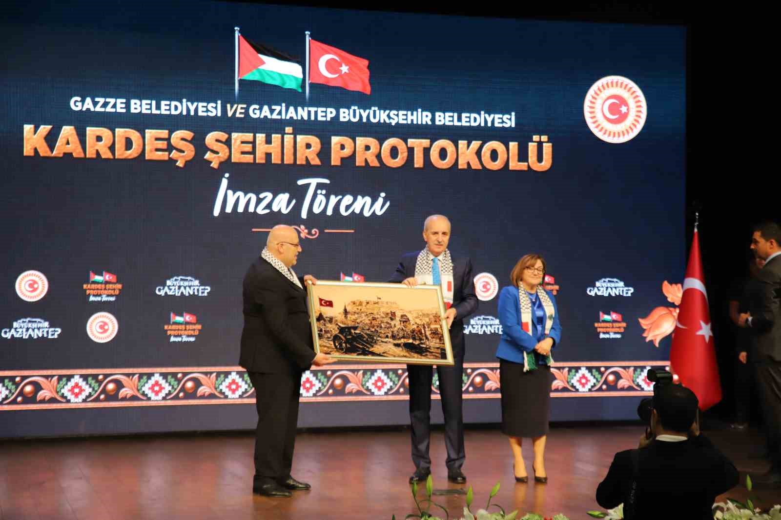 FİLİSTİN BÜYÜKELÇİSİ ABU JAİSH, NUMAN KURTULMUŞ'A HEDİYE TAKDİM ETTİ