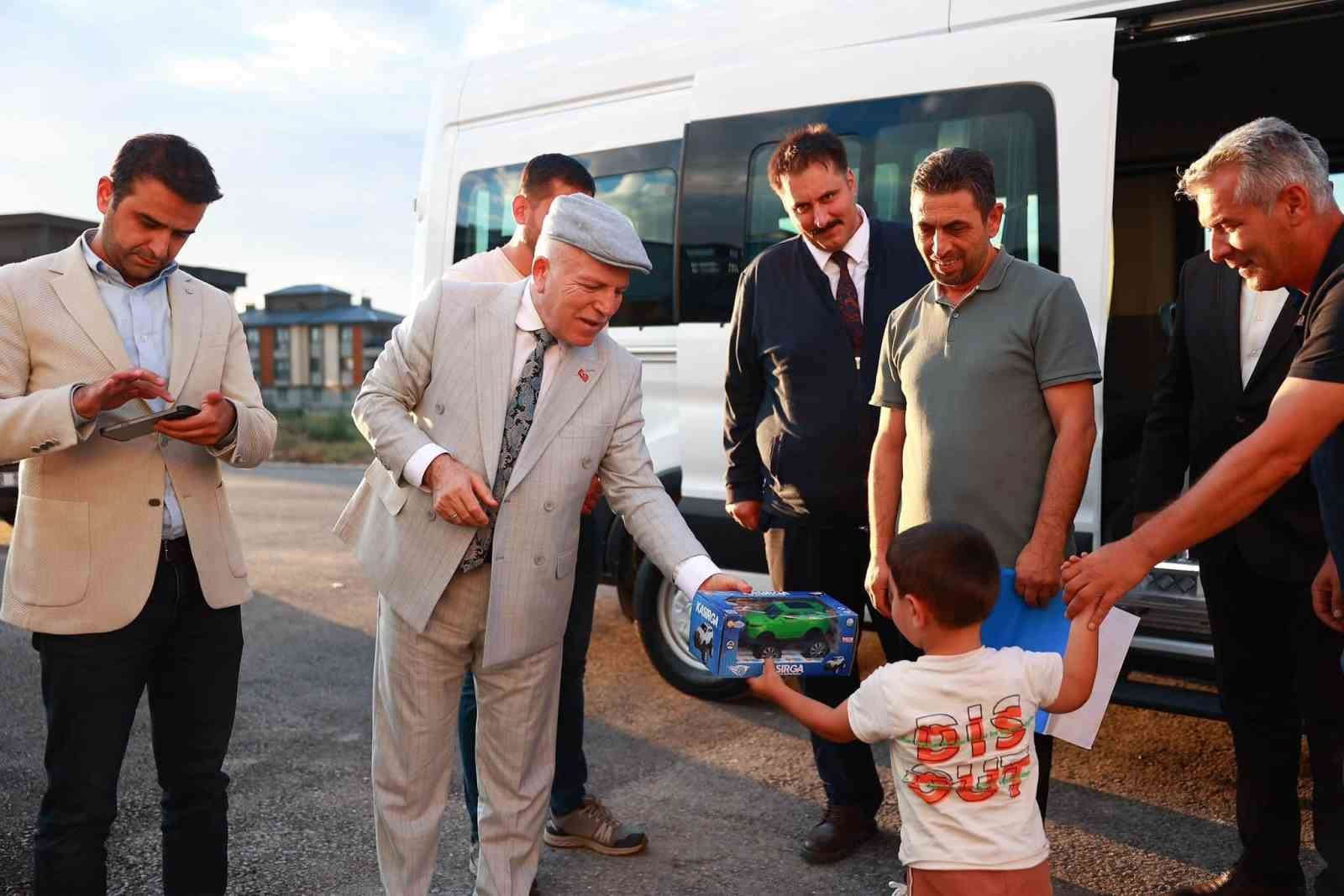 ERZURUM BÜYÜKŞEHİR BELEDİYE BAŞKANI MEHMET SEKMEN, YILDIZKENT VE DADAŞKENT BÖLGELERİNDE YAPIMI SÜREN PROJELERİ VE YENİ YATIRIM ALANLARINI YERİNDE İNCELEYEREK, "AZİZ HEMŞEHRİLERİMİZİN REFAHI İÇİN ÇALIŞMALARIMIZA ARALIKSIZ DEVAM EDİYORUZ" DEDİ.