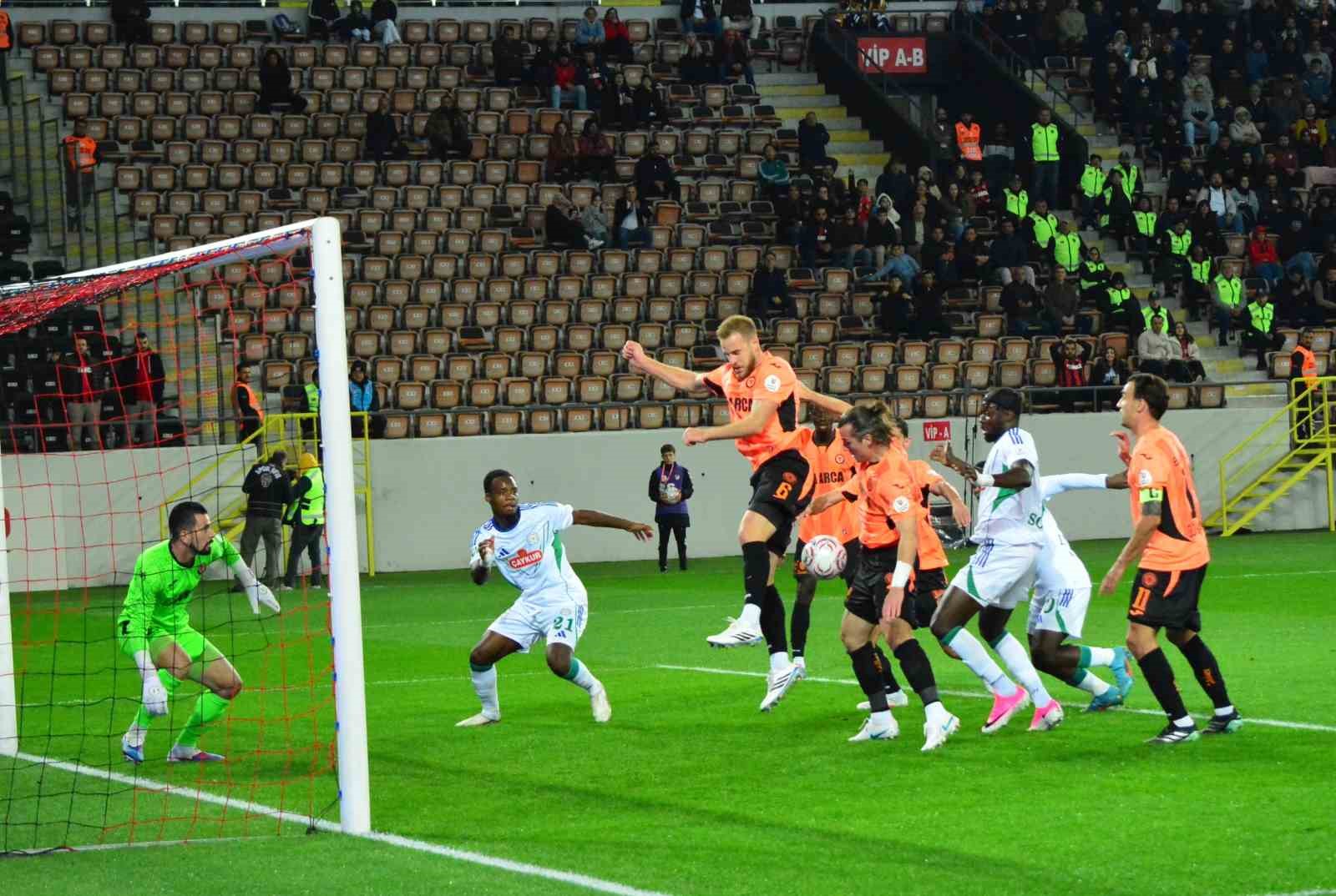 TRENDYOL SÜPER LİG'İN 8. HAFTASINDA ÇORUM FK, ÇAYKUR RİZESPOR’U KONUK EDİYOR. KARŞILAŞMADA 15 DAKİKA GOLSÜZ EŞİTLİKLE GEÇİLDİ.