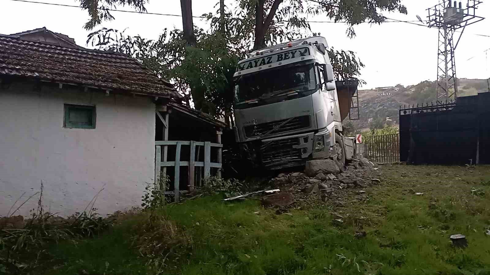 TOKAT’IN SULUSARAY İLÇESİNDE YAĞIŞ NEDENİYLE KAYARAK BİR EVİN BAHÇESİNE GİREN TIRIN SÜRÜCÜSÜ YARA ALMADAN KURTULDU.