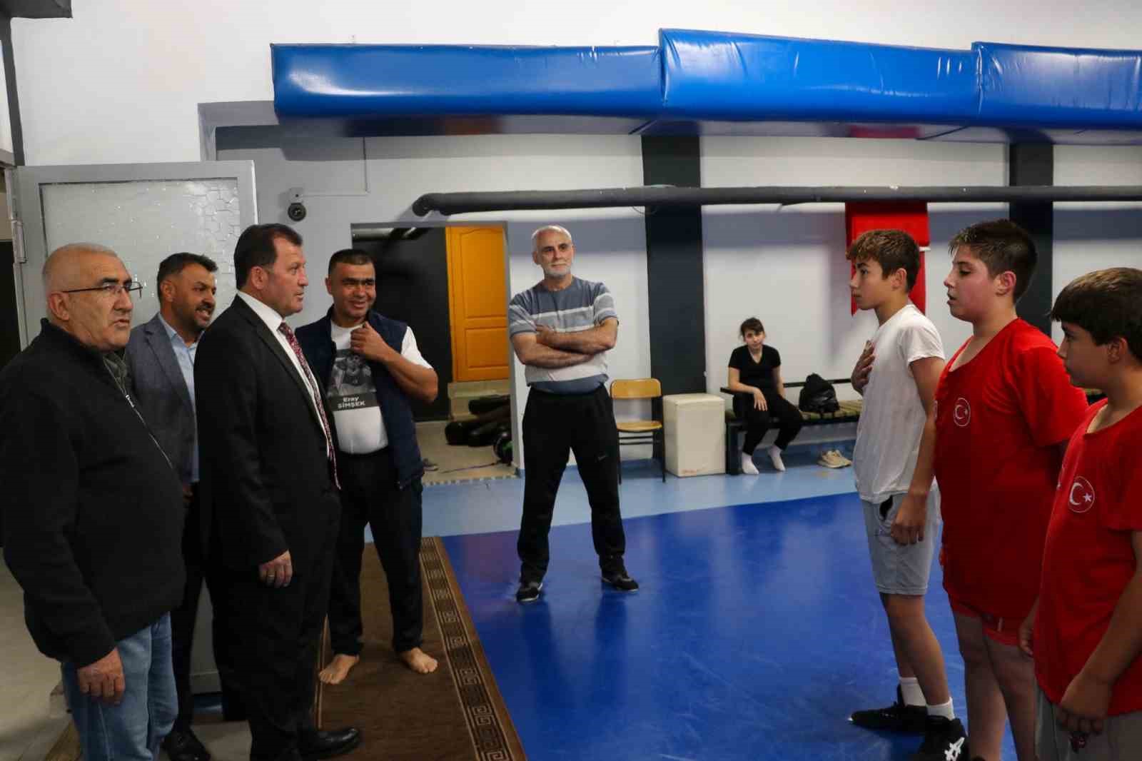 GENÇLİK VE SPOR İL MÜDÜRÜ ALİ İHSAN KABAKCI, GEVHER NESİBE SPOR SALONU’NU ZİYARET EDEREK TESİSTE YÜRÜTÜLEN ÇALIŞMALARI İNCELEDİ. KABAKCI, VOLEYBOL İL BİRİNCİLİĞİ MÜSABAKALARINI DA TRİBÜNDEN TAKİP ETTİ.