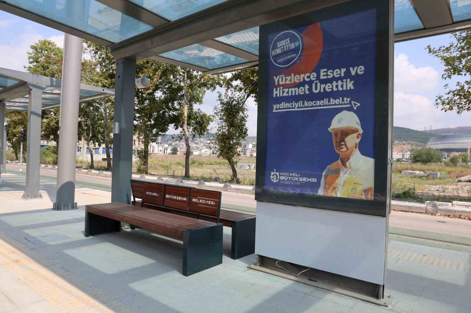KOCAELİ'DE TOPLU TAŞIMA DURAKLARINDAKİ OTURMA ALANI İHTİYACINI KARŞILAMAK ÜZERE ÜRETİLEN 260 YENİ BANK, YOLCU YOĞUNLUĞU DİKKATE ALINARAK BELİRLENEN TRAMVAY DURAKLARINA YERLEŞTİRİLİYOR.