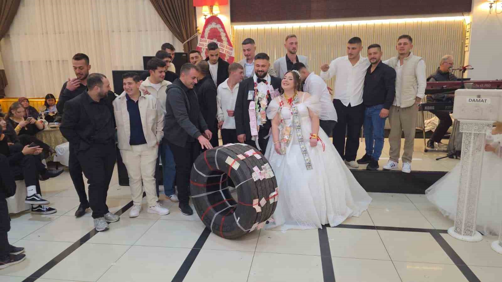 LASTİĞİN TAKILMASININ ARDINDAN SAĞDIÇLAR VE ÇİFT, BİRLİKTE HATIRA FOTOĞRAFI ÇEKTİRDİ. DAHA SONRA MÜZİK EŞLİĞİNDE ÇİFTETELLİ OYNAYAN DAVETLİLER, RENKLİ GÖRÜNTÜLER OLUŞTURARAK GECENİN KEYFİNİ ÇIKARDI. TIR DORSELERİNDE KULLANILAN BİR LASTİĞİN FİYATININ YAKLAŞIK 25 BİN TL OLDUĞU ÖĞRENİLDİ.