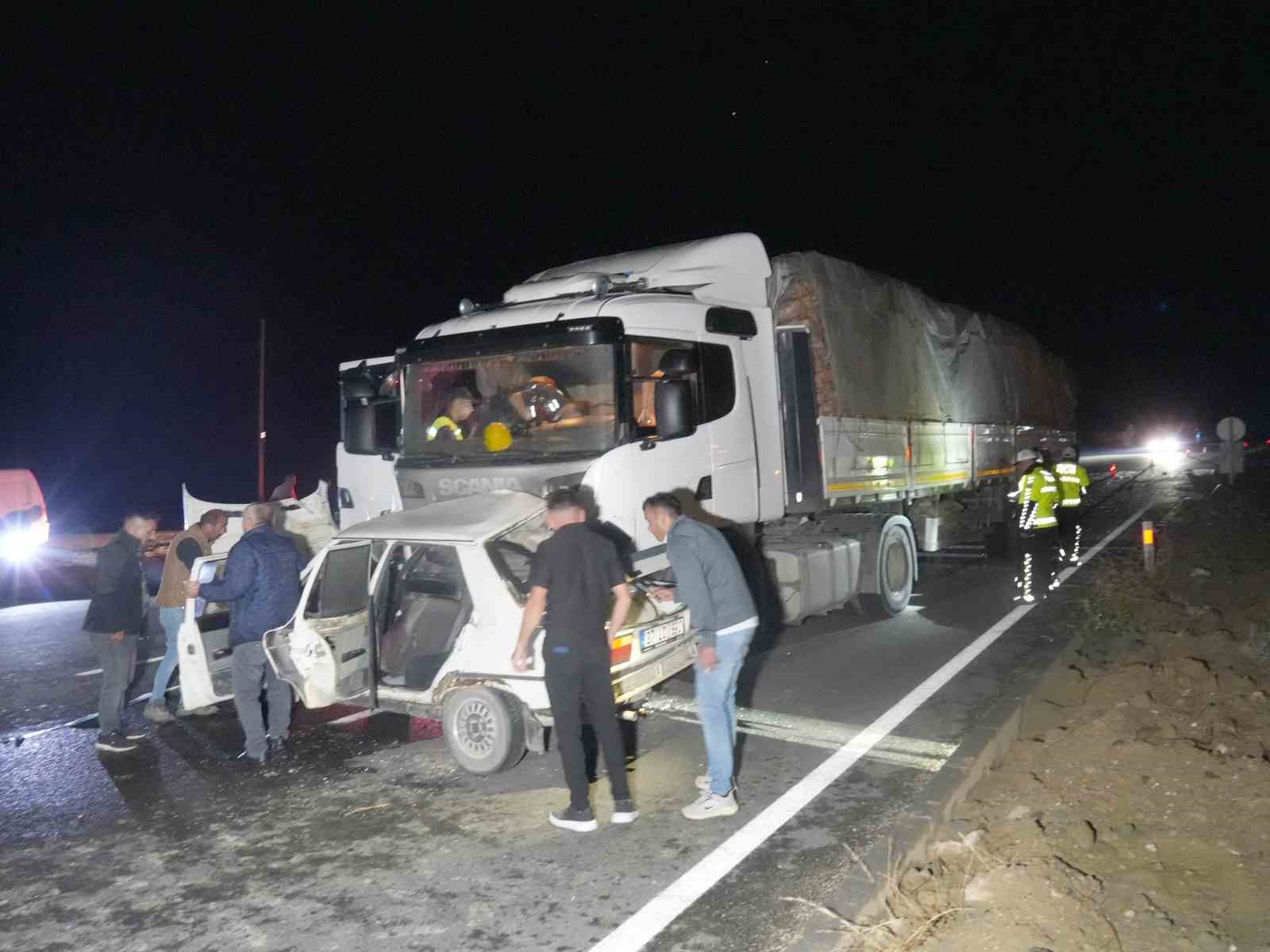 KASTAMONU’NUN TAŞKÖPRÜ İLÇESİNDE TIR İLE OTOMOBİLİN ÇARPIŞTIĞI KAZADA SÜRÜCÜ CİHAN ERGÜN İLE YANINDA BULUNAN EŞİ SEYHAN ERGÜN HAYATINI KAYBETTİ.