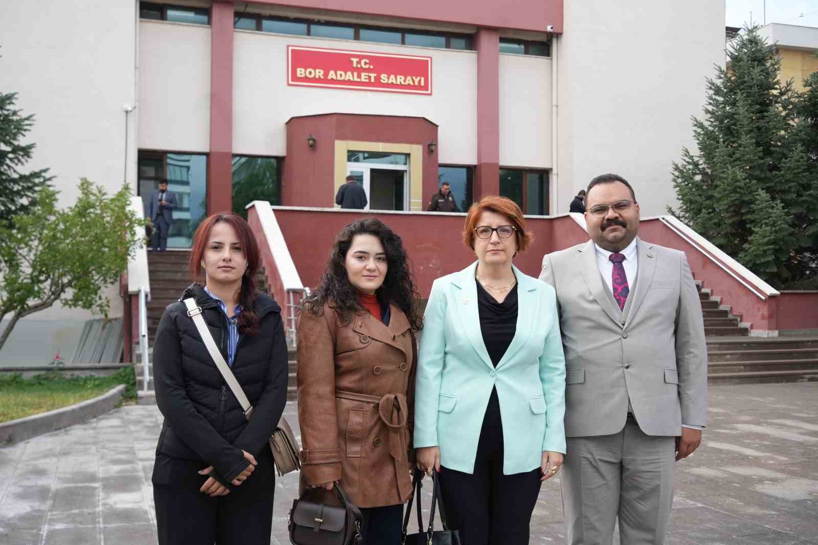 DAVAYI SÜRECİN BAŞINDAN İTİBAREN TAKİP EDEN UCİM SAADET ÖĞRETMEN ÇOCUK İSTİSMARI İLE MÜCADELE DERNEĞİ TEMSİLCİLERİ VE GÖNÜLLÜ AVUKATLARI DA KARAR DURUŞMASININ ARDINDAN AÇIKLAMALARDA BULUNDU.