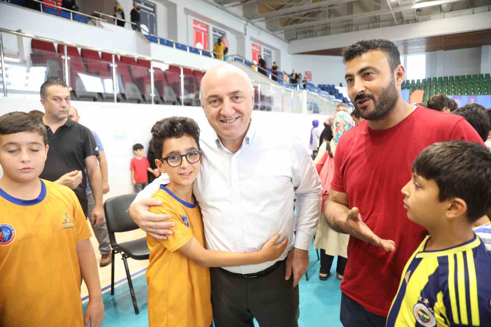DARICA BELEDİYESİ TARAFINDAN ÇOCUKLARIN FARKLI SPOR BRANŞLARIYLA TANIŞMASI AMACIYLA DÜZENLENEN KIŞ SPOR OKULLARI İÇİN KAYITLAR BAŞLADI.