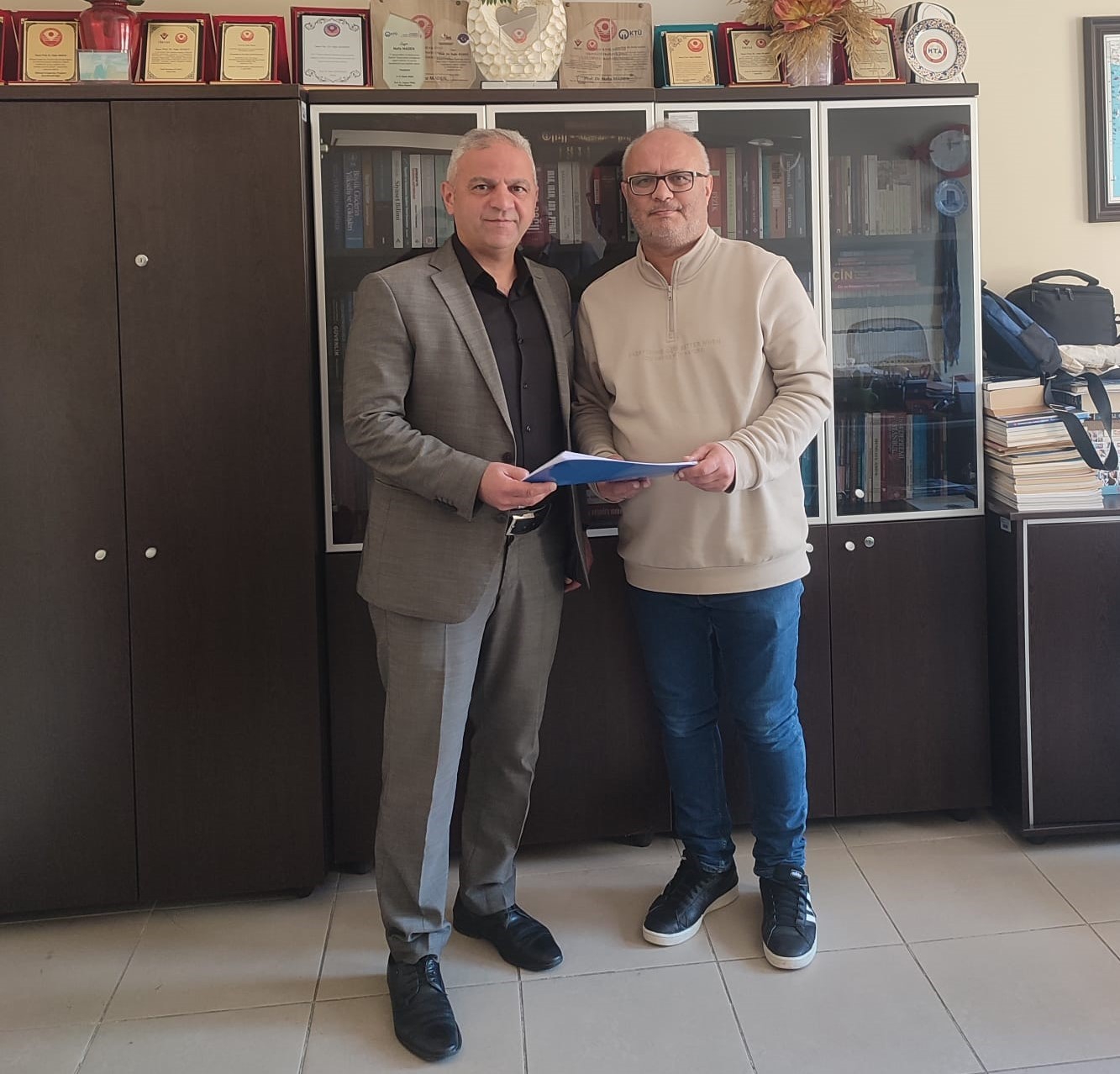 KENT KONSEYİ BAŞKANI EYYUB ARTAR (TAKIM ELBİSELİ) VE NAFİZ MADEN