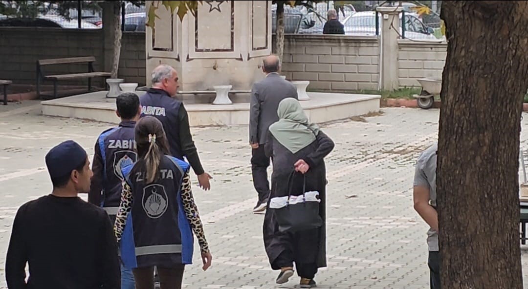 ELAZIĞ'DA CUMA NAMAZI ÇIKIŞINDA DİLENCİLERE YÖNELİK DENETİMLERDE YAŞANAN İLGİNÇ ANLAR CEP TELEFONU KAMERASINA YANSIDI. ZABITA EKİPLERİNİ GÖRÜNCE BELİNİN AĞRIDIĞINI SÖYLEYEN BİR KİŞİ, KARAKOLA GÖTÜRÜLECEĞİNİ ANLAYINCA BİR ANDA HIZLANARAK OLAY YERİNDEN UZAKLAŞTI.