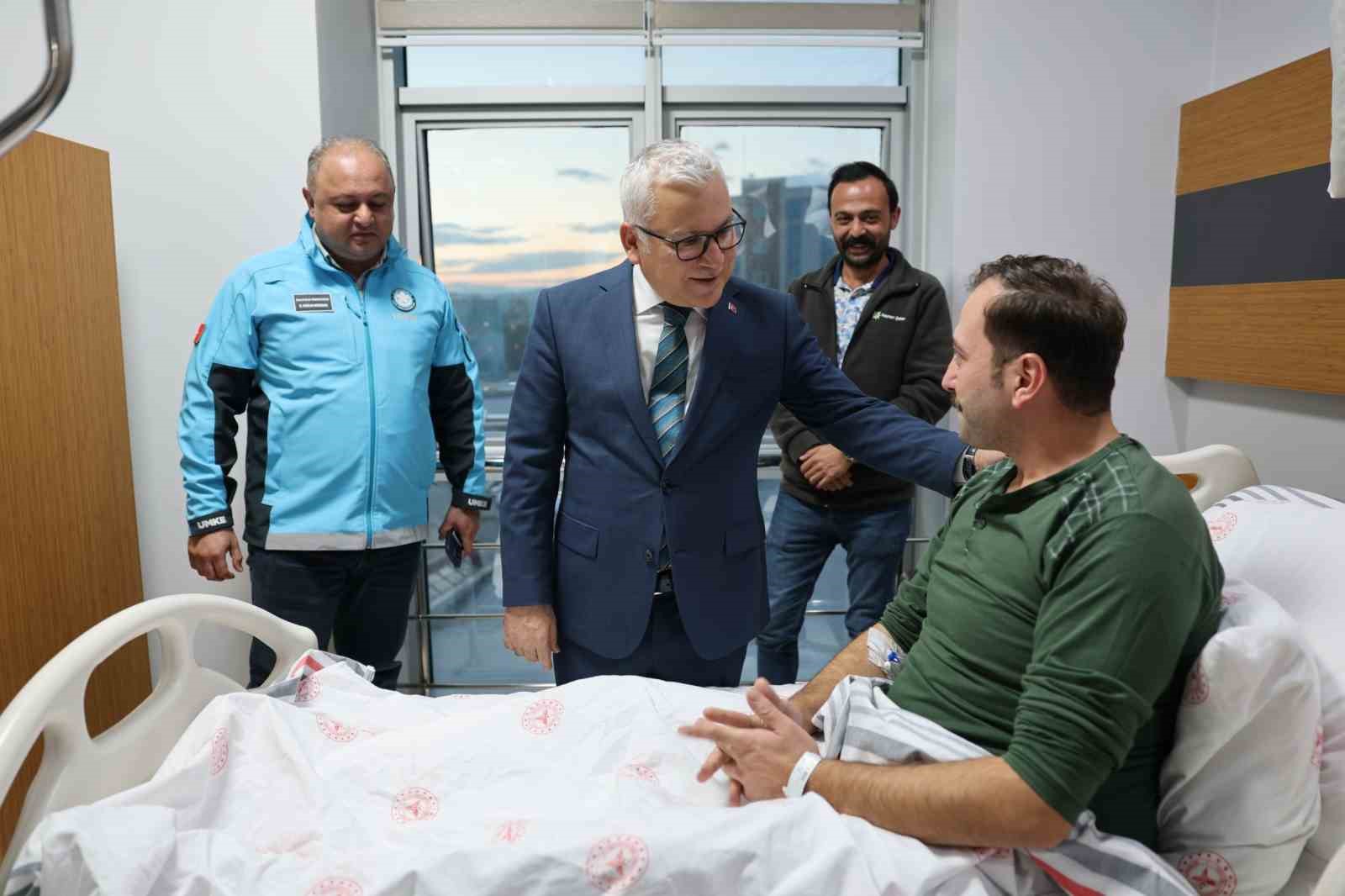 SİVAS VALİSİ YILMAZ ŞİMŞEK, TURHAL ŞEKER FABRİKASI’NDA MEYDANA GELEN KARBONMONOKSİT ZEHİRLENMESİ SONRASI SİVAS’TA TEDAVİ ALTINA ALINAN İŞÇİLERİ HASTANEDE ZİYARET ETTİ.