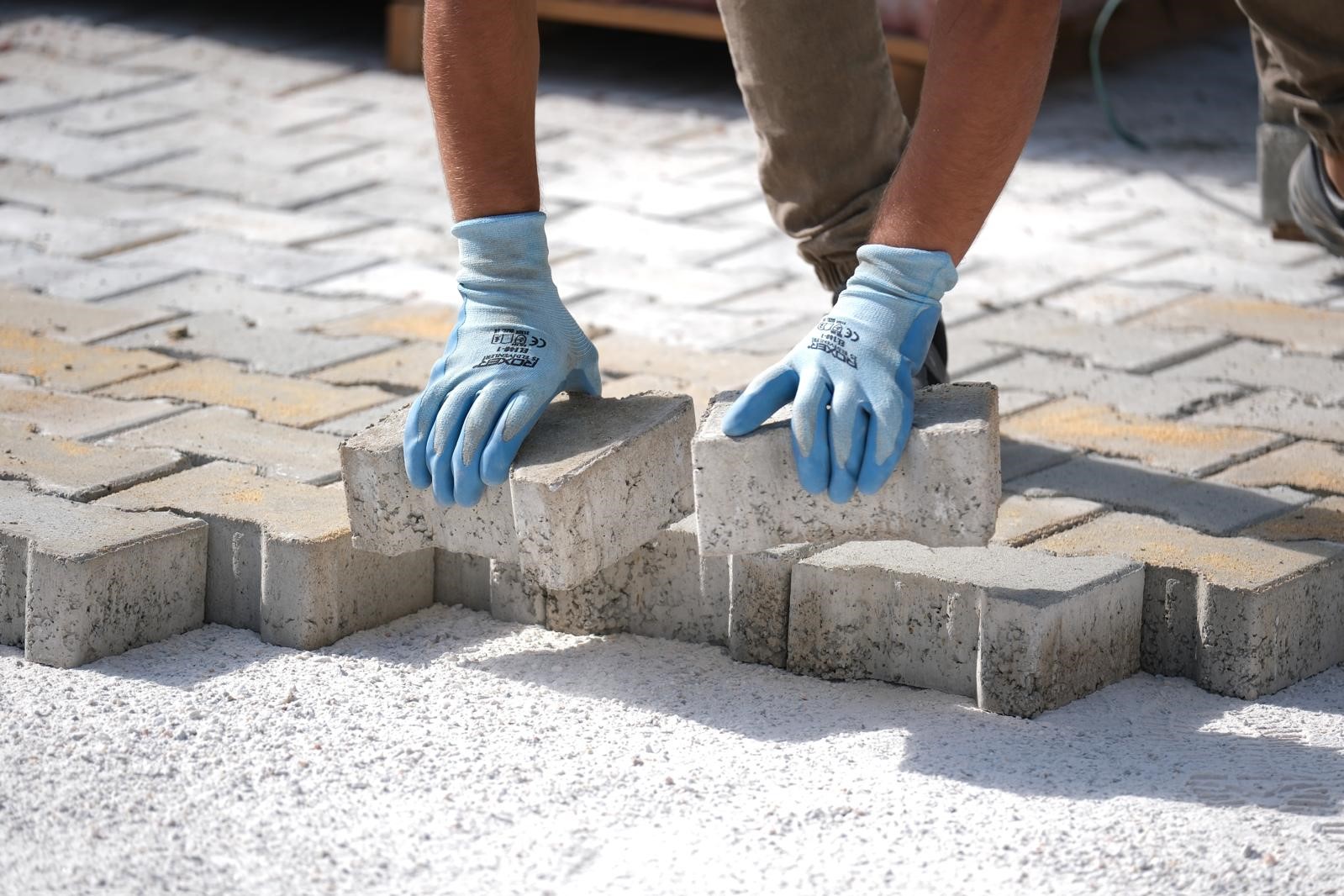 BODRUM BELEDİYESİ, KENT GENELİNDE UYGUN CADDE VE SOKAKLARDA BETON KİLİT PARKE TAŞI İLE YOL YAPIM ÇALIŞMALARINA DEVAM EDİYOR.