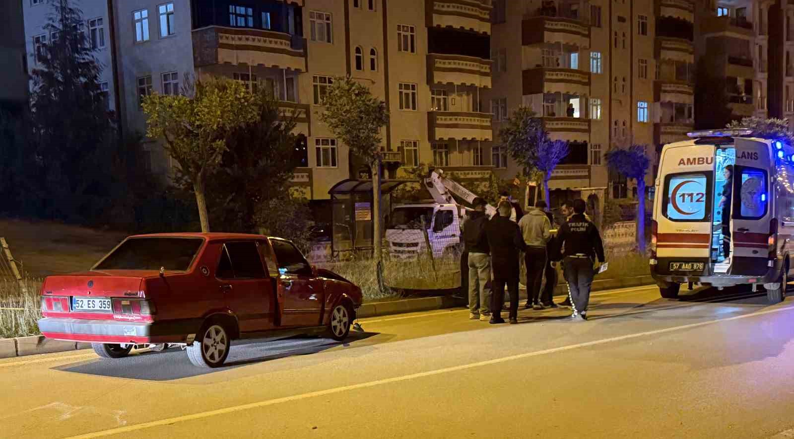 BOYABAT İLÇESİNDE KONTROLDEN ÇIKAN OTOMOBİLİN REFÜJDEKİ AĞACA ÇARPTIĞI KAZADA 1 KİŞİ YARALANDI.