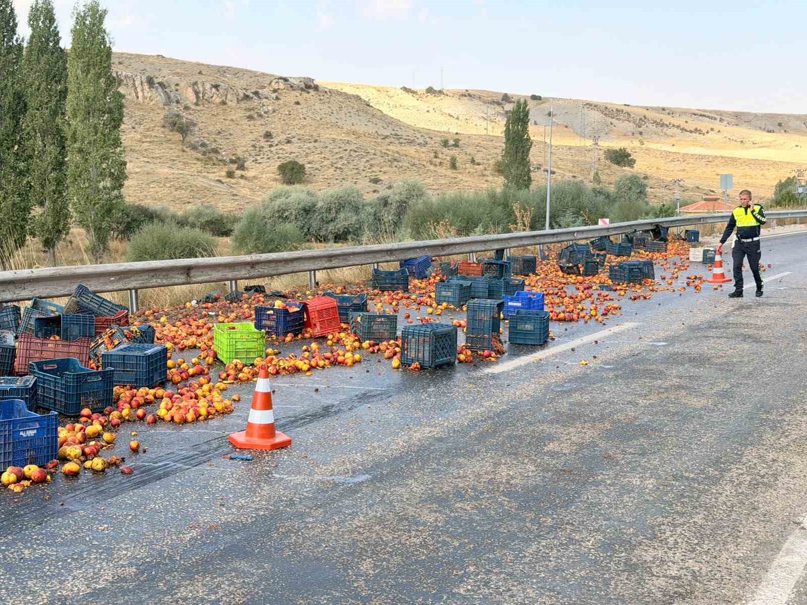 POLATLI İLÇESİNDE MEYVE TAŞIYAN TIRIN DORSESİ YAN YATINCA TAŞIDIĞI ŞEFTALİLER YOLA SAÇILDI.