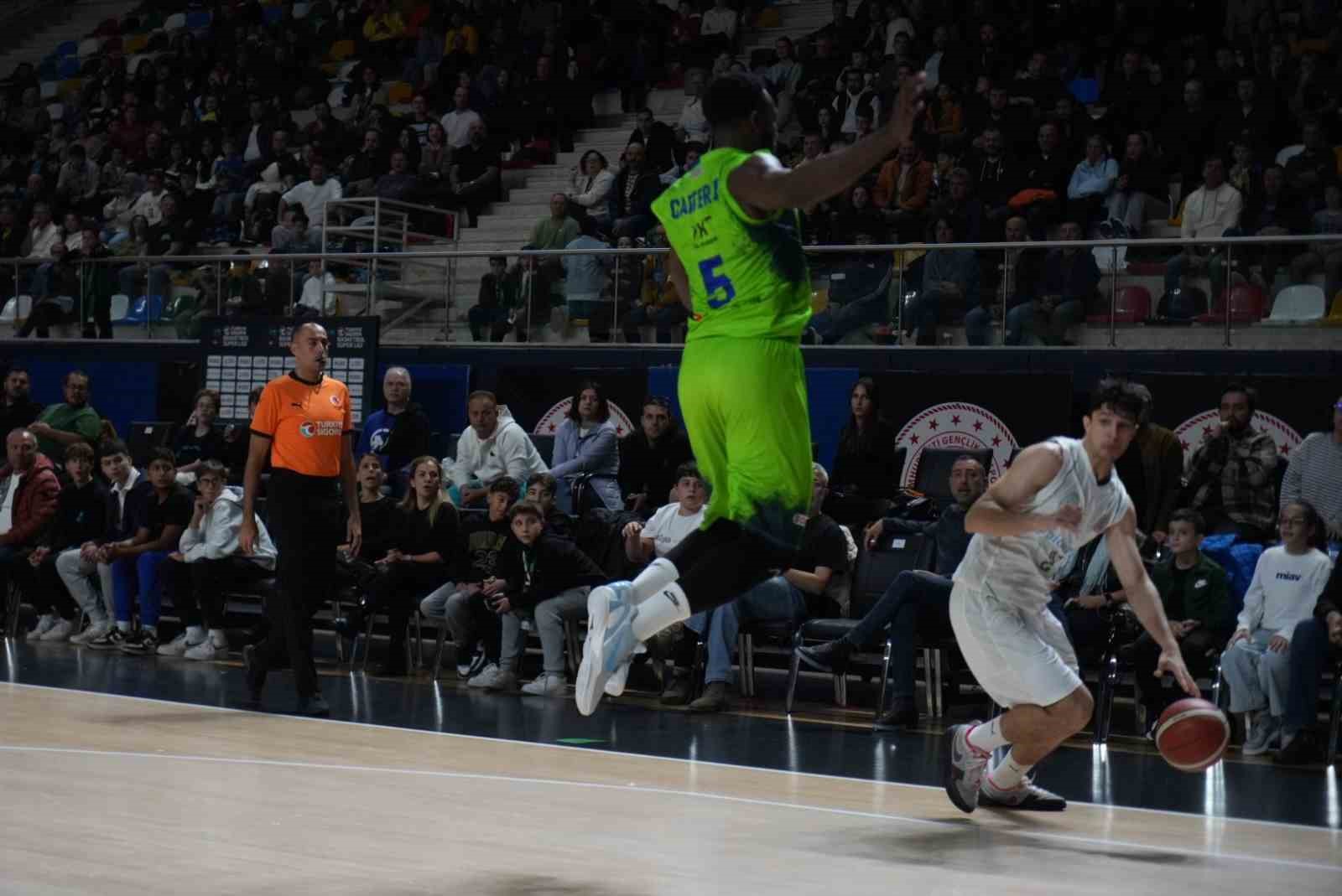 TÜRKİYE SİGORTA BASKETBOL SÜPER LİGİ'NİN 4. HAFTASINDA TOFAŞ, DEPLASMANDA KARŞILAŞTIĞI KÖRFEZ BASKET'İ BRYCE JONES'UN SON SANİYE ÜÇLÜĞÜYLE 71-69 MAĞLUP ETTİ.