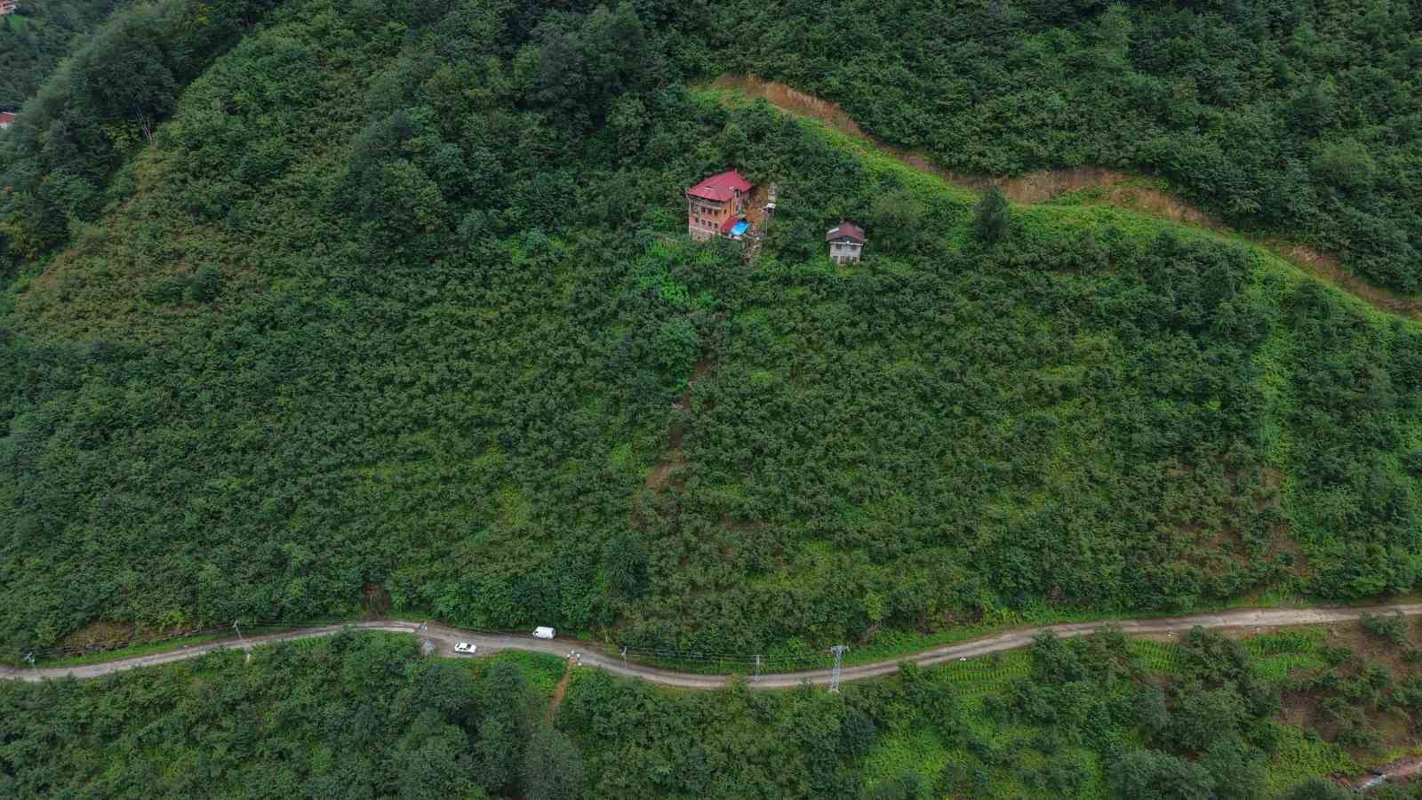 TRABZON'UN KÖPRÜBAŞI İLÇESİNDE YAŞAYAN 78 YAŞINDAKİ HÜSEYİN KADIOĞLU, YOLU BULUNMAYAN EVİNE KENDİ İMKANLARIYLA 120 METRE UZUNLUĞUNDA RAYLI ULAŞIM SİSTEMİ KURDU.