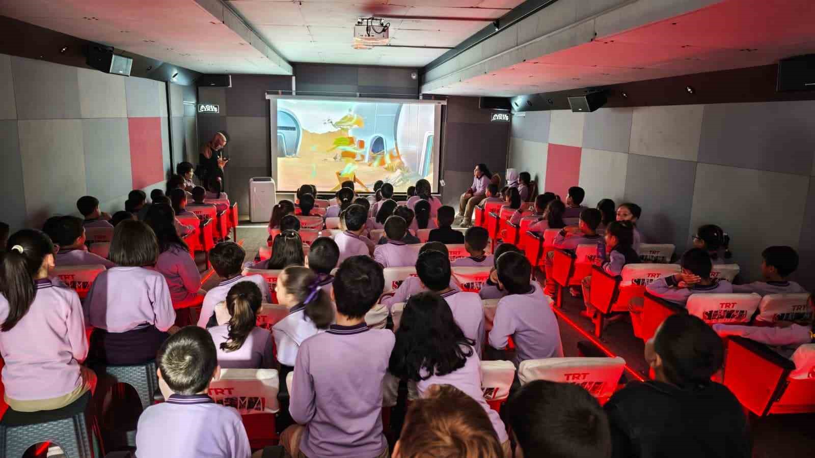 BİTLİS'İN AHLAT İLÇESİNDE ÇOCUKLAR, TRT SİNEMA TIRI İLE BEYAZ PERDE HEYECANI YAŞADI.