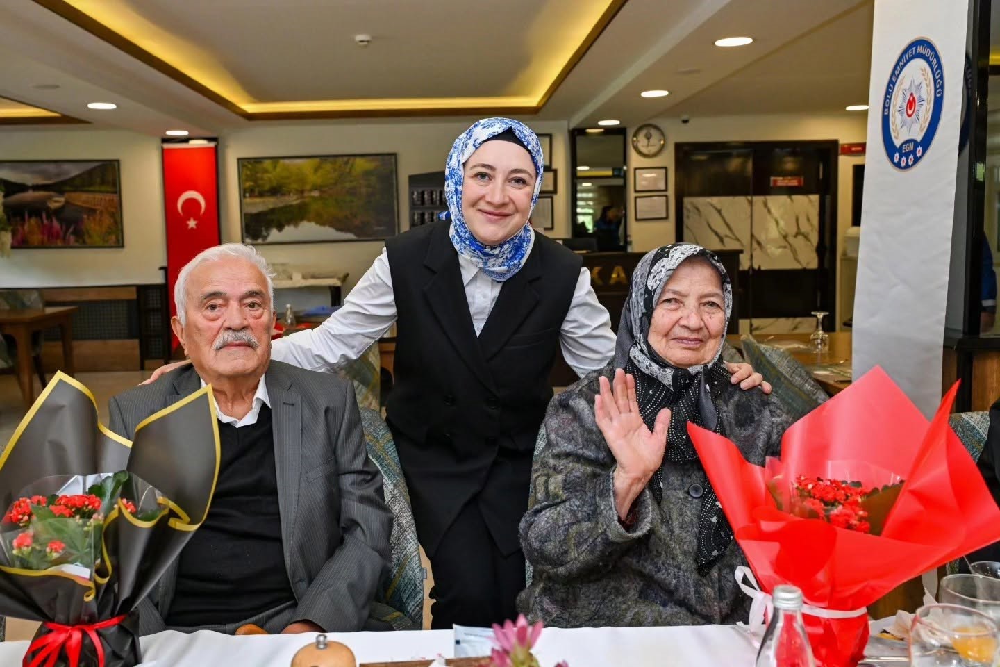 BOLU’DA 1 EKİM DÜNYA YAŞLILAR GÜNÜ DOLAYISIYLA DÜZENLENEN ETKİNLİKTE POLİS EŞLERİ, YAŞLILARLA BİR ARAYA GELDİ.