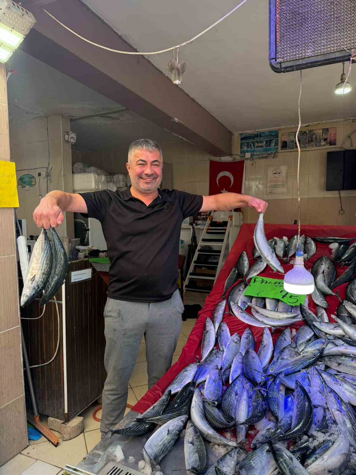 TÜRKELİ’DE PALAMUT BEREKETİ: FİYATI DÜŞTÜ, YÜZLER GÜLDÜ SİNOP’UN TÜRKELİ İLÇESİNDE BALIK TEZGÂHLARINDA YAŞANAN PALAMUT BOLLUĞU, FİYATLARA DA YANSIDI. PALAMUDUN TANESİNİN 75 LİRAYA KADAR GERİLEMESİ, HEM BALIKÇILARIN HEM DE VATANDAŞLARIN YÜZÜNÜ GÜLDÜRDÜ.