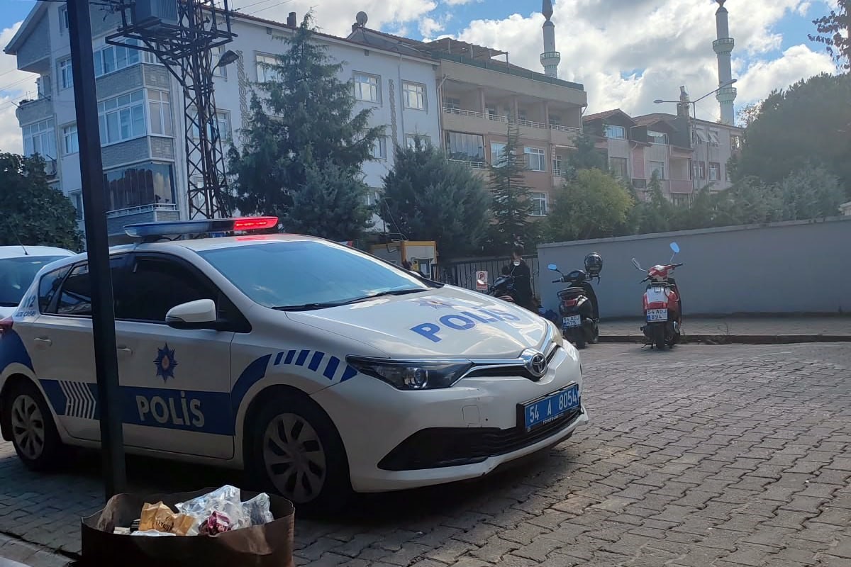 SAKARYA’NIN KARASU İLÇESİNDE ÖĞRENCİLERİN GÜVENLİĞİNİ ARTIRMAK VE OKUL ÇEVRESİNDE HUZUR ORTAMINI SAĞLAMAK AMACIYLA İLÇE EMNİYET MÜDÜRLÜĞÜ EKİPLERİ, EĞİTİM SAATLERİ BOYUNCA OKUL ÇEVRELERİNDE NÖBET TUTTU.