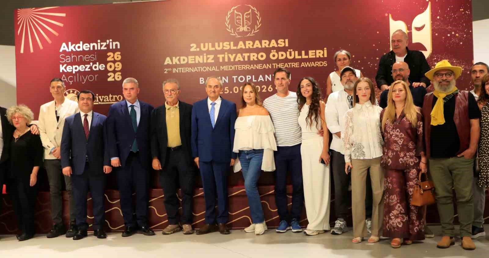 2. ULUSLARARASI TİYATRO ÖDÜLLERİ ÖNCESİ DÜZENLENEN TOPLANTIDA KONUŞAN KEPEZ BELEDİYE BAŞKANI MESUT KOCAGÖZ, KEPEZ’İ SANATIN ÜRETİLDİĞİ VE PAYLAŞILDIĞI GÜÇLÜ BİR KÜLTÜR MERKEZİ HALİNE GETİRMEK İSTEDİKLERİNİ SÖYLEYEREK, “AMACIMIZ TİYATROYU YARIŞTIRMAK DEĞİL, EMEĞİ GÖRÜNÜR KILMAKTIR” DEDİ.