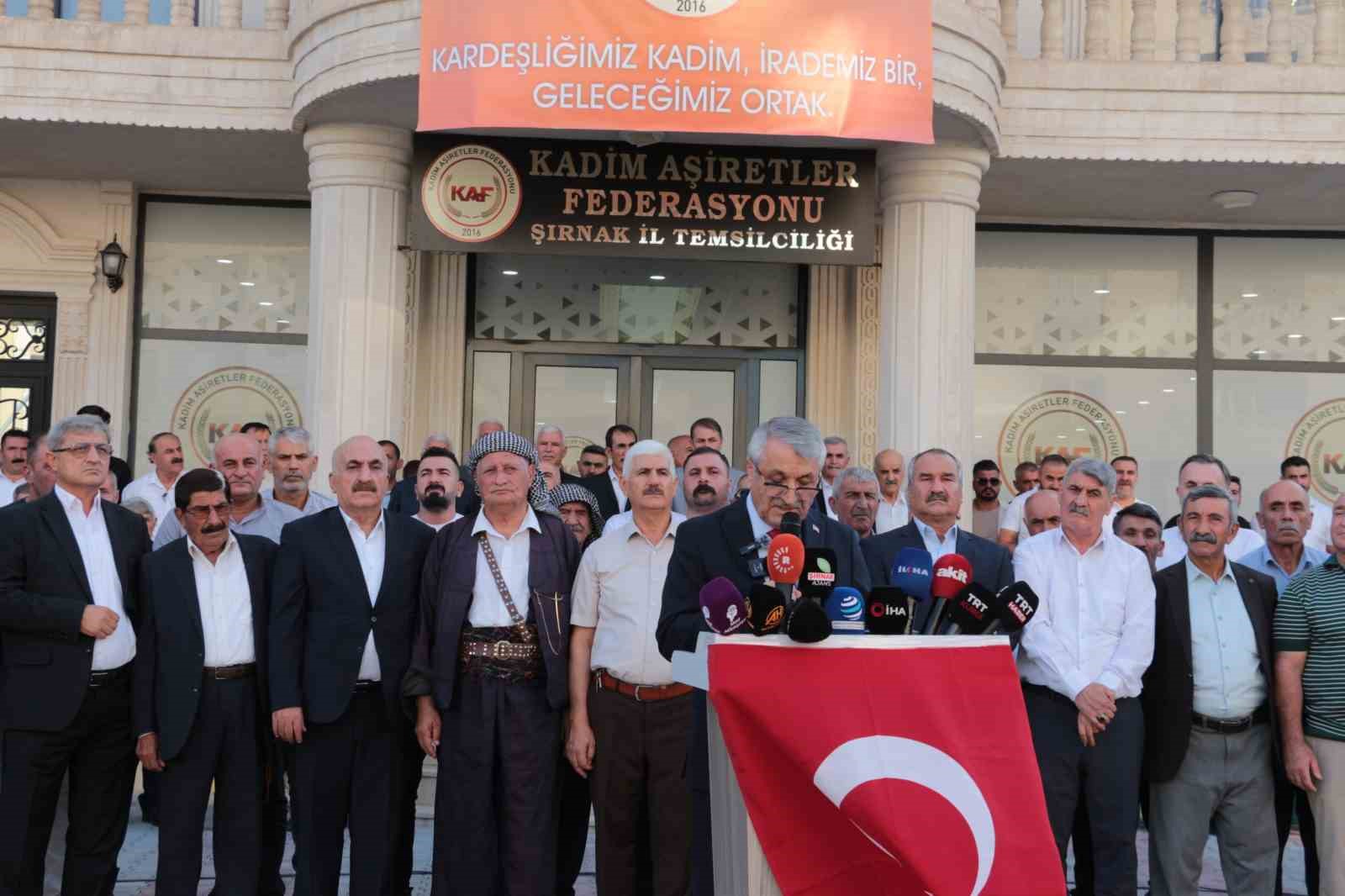 ŞIRNAK’TA KADİM AŞİRETLER FEDERASYONU İL BAŞKANLIĞI ÖNCÜLÜĞÜNDE BİR ARAYA GELEN AŞİRET LİDERLERİ, KANAAT ÖNDERLERİ VE SİVİL TOPLUM KURULUŞU TEMSİLCİLERİ, TBMM'DE KABUL EDİLEN "ÇERÇEVE YASA"YA DESTEK VERDİKLERİNİ AÇIKLADI.