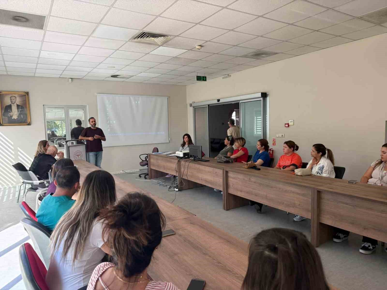 AYDIN ATATÜRK DEVLET HASTANESİ’NDE GÖREV YAPAN TIBBİ SEKRETER VE HASTA KARŞILAMA ÇALIŞANLARINA YÖNELİK HİZMET İÇİ EĞİTİM PROGRAMI DÜZENLENDİ. EĞİTİMLERDE AFET VE ACİL DURUM YÖNETİMİNDEN YANGIN SÖNDÜRÜCÜLERİNİN KULLANIMINA, HASTA HAKLARINDAN KİŞİLERARASI İLETİŞİME KADAR FARKLI BAŞLIKLAR ELE ALINDI.