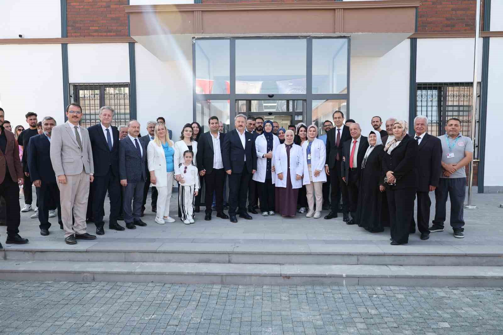 SAĞLIK ALANINDA HAYATA GEÇİRDİĞİ PROJELERLE REKOR HİZMETLERE İMZA ATAN MELİKGAZİ BELEDİYESİ İLÇE HALKININ MODERN VE NİTELİKLİ SAĞLIK HİZMETLERİNE ERİŞİMİNİ KOLAYLAŞTIRACAK ÖNEMLİ BİR YATIRIM OLAN MELİKGAZİ BELEDİYESİ MÜRÜVVET-SAADETTİN TÜRKKAN AĞIZ VE DİŞ SAĞLIĞI POLİKLİNİĞİ’NİN AÇILIŞINI GERÇEKLEŞTİRDİ.