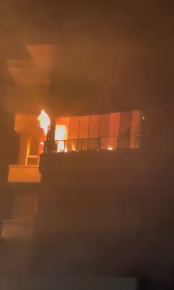 AKSARAY’DA 8 KATLI BİNANIN 7. KATINDA ÇIKAN ALEVLER İTFAİYE EKİPLERİNİN MÜDAHALESİYLE SÖNDÜRÜLDÜ. YANGINDA CAN KAYBI VEYA YARALANMA YAŞANMADI.