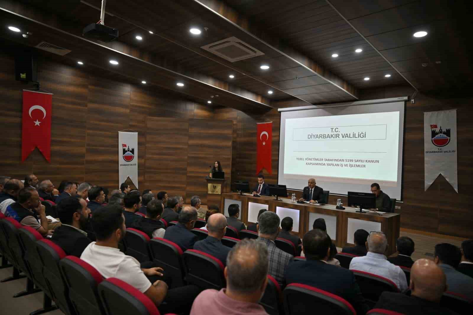 DİYARBAKIR'DA İL HAYVANLARI KORUMA KURULU TOPLANTISI, VALİ MURAT ZORLUOĞLU BAŞKANLIĞINDA YAPILDI