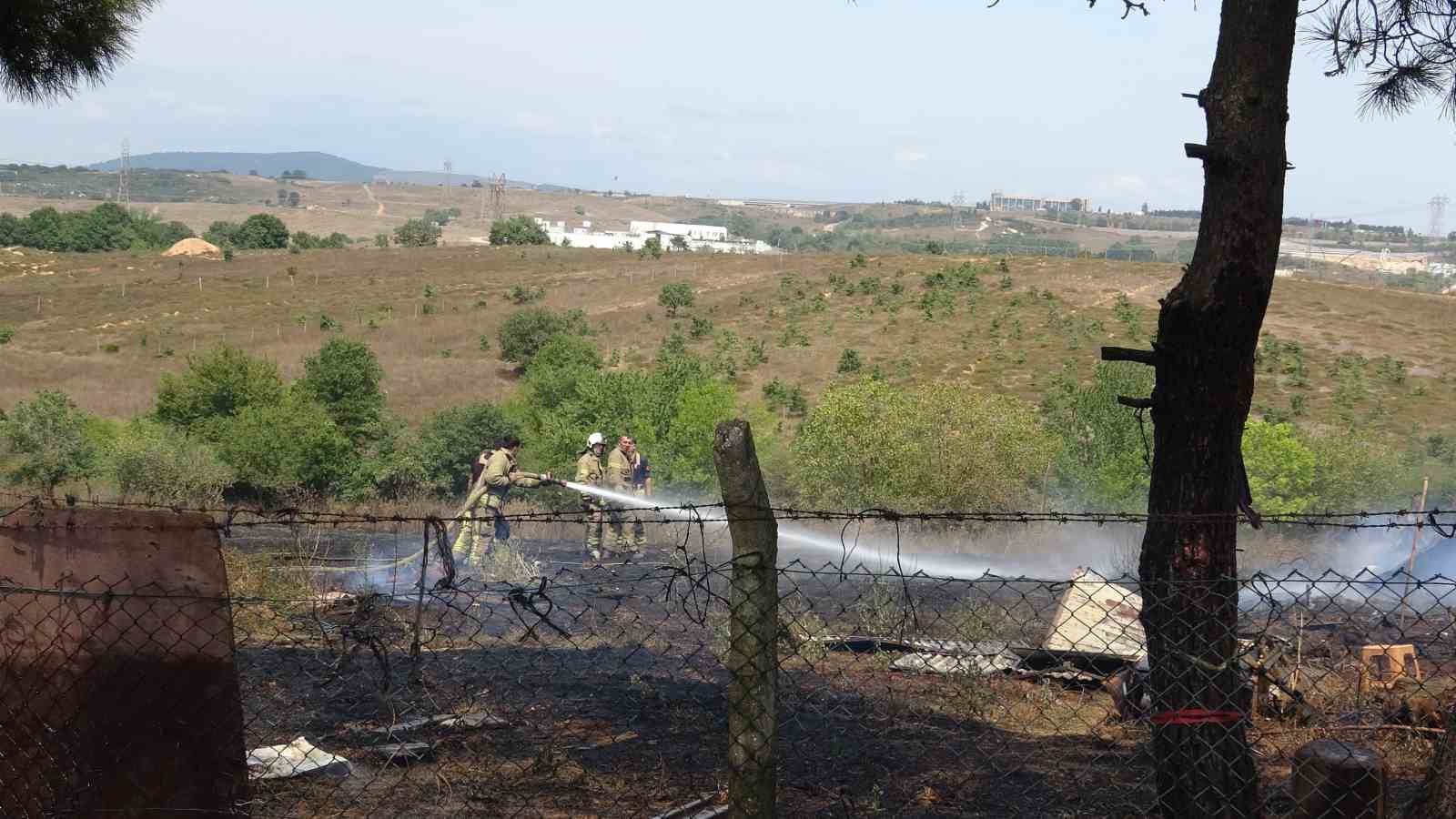 TUZLA TEPEÖREN MAHALLESİ’NDEKİ OTLUK ALANDA BAŞLAYAN YANGIN, TEK KATLI GECEKONDUYA SİRAYET EDERKEN, YANGIN NEDENİYLE GECEKONDU KULLANILAMAZ HALE GELDİ.