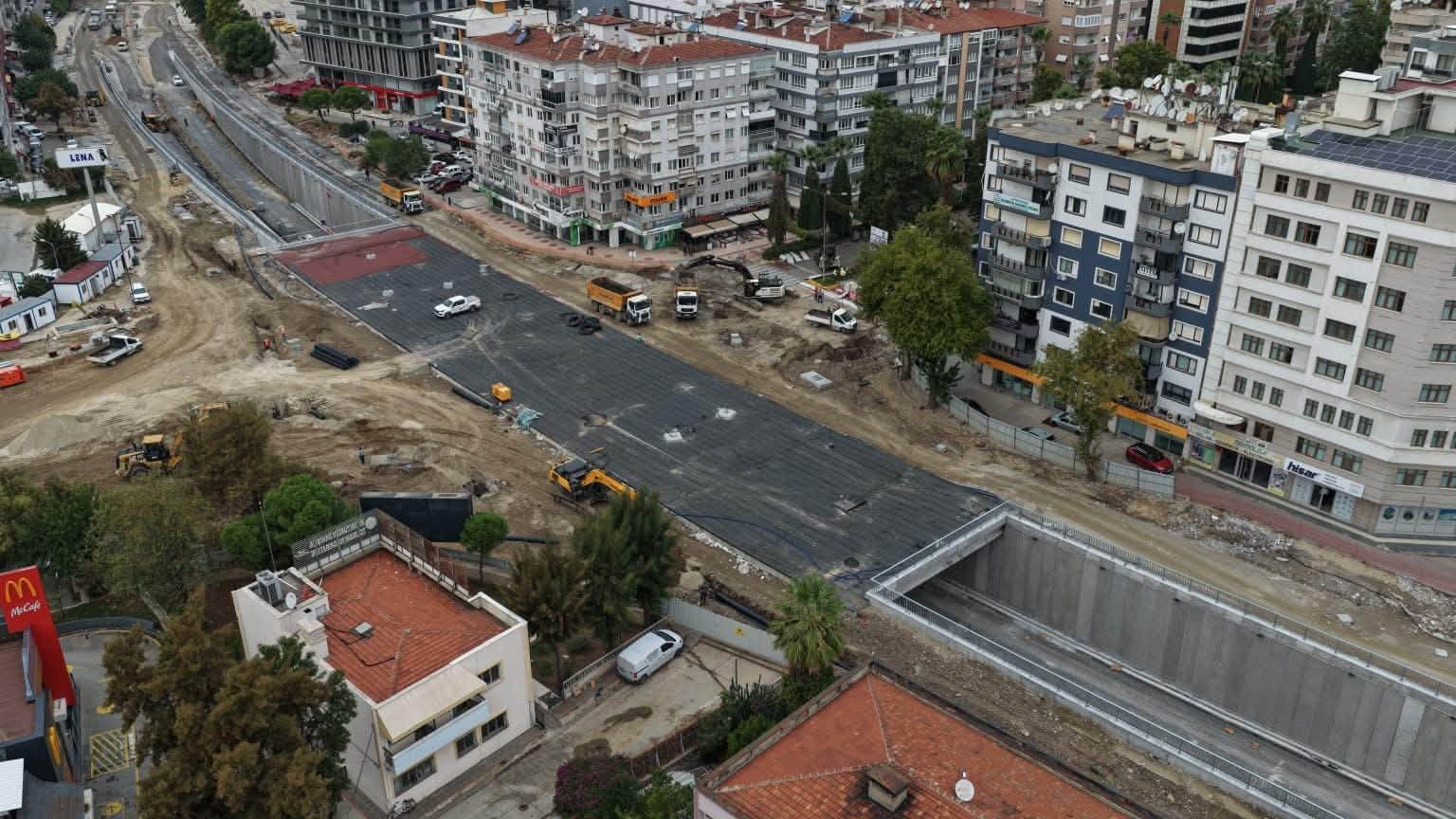 AYDIN BÜYÜKŞEHİR BELEDİYE BAŞKANI ÖZLEM ÇERÇİOĞLU, YENİ DÖRTYOL KÖPRÜLÜ KAVŞAĞI’NDA ZEMİN İYİLEŞTİRME VE ALTYAPI ÇALIŞMALARININ TAMAMLANDIĞINI, ELEKTRİK, AYDINLATMA VE DRENAJ HATTI ÇALIŞMALARININ İSE SÜRDÜĞÜNÜ AÇIKLADI.