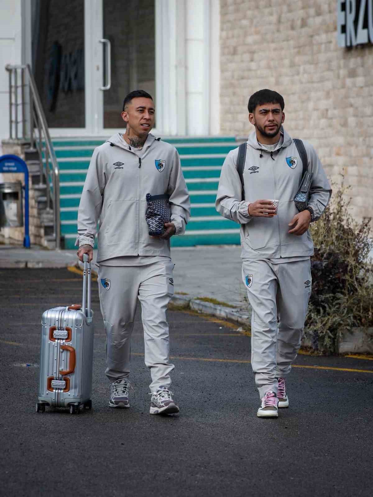 TRENDYOL SÜPER LİG'İN 7. HAFTASINDA DEPLASMANDA CORENDON ALANYASPOR İLE KARŞILAŞACAK OLAN ERZURUMSPOR FK, BU MAÇIN HAZIRLIKLARINI ANTALYA'DA SÜRDÜRMEK ÜZERE HAREKET ETTİ.